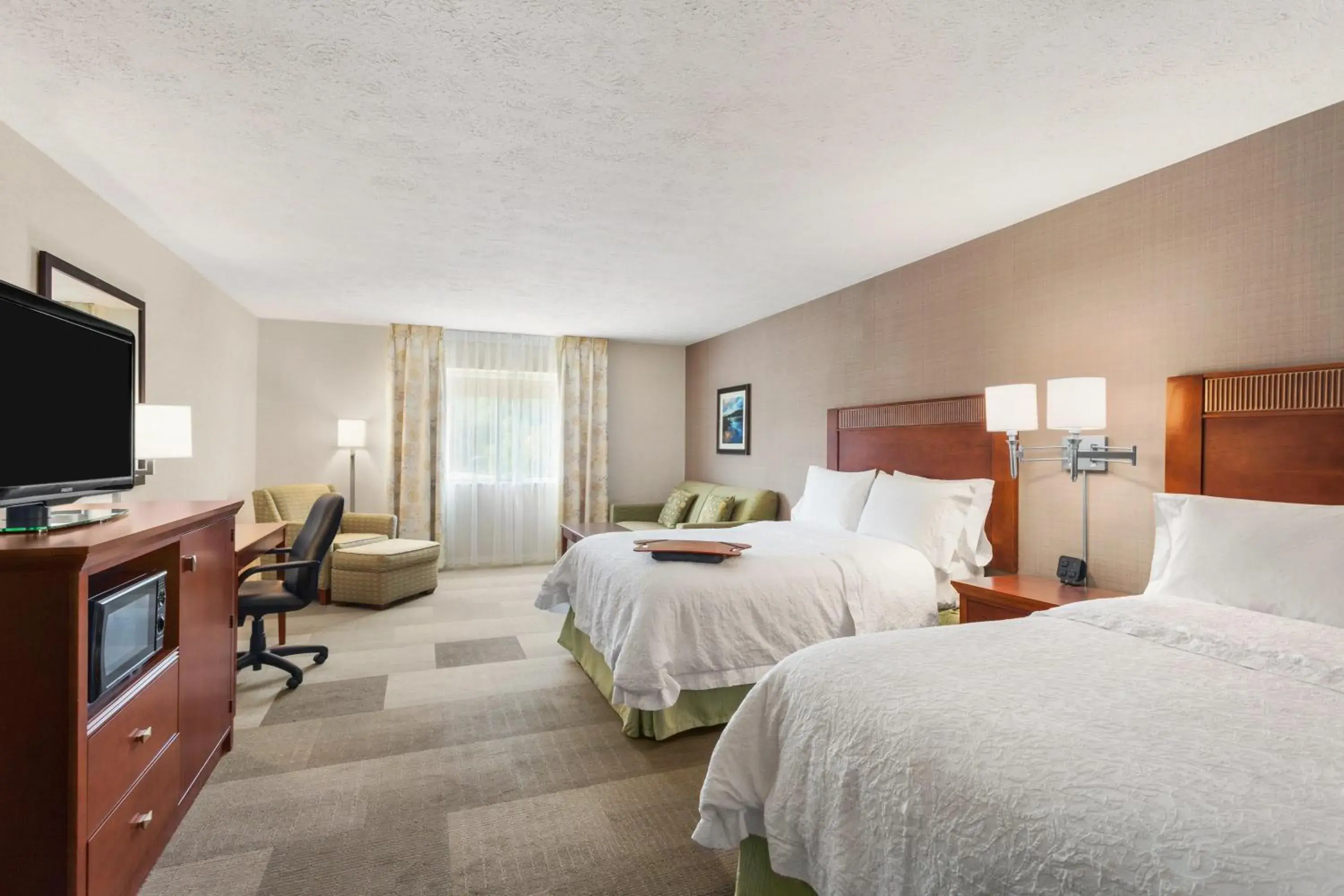 Bedroom, Bed in Hampton Inn Burlington - Colchester Bedroom, Bed in Hampton Inn Burlington - Colchester