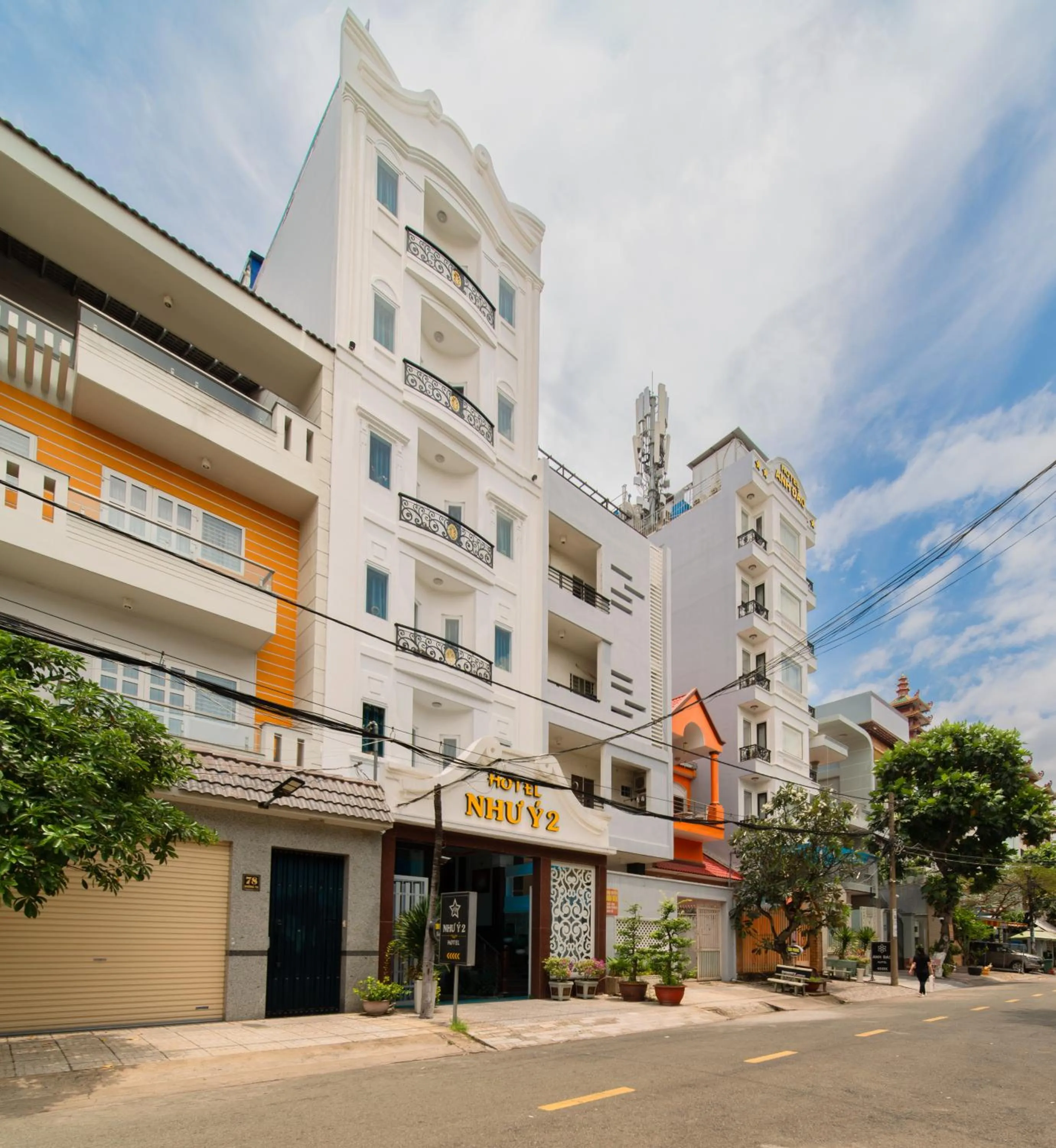 Property building in Hotel Nhu Y 2