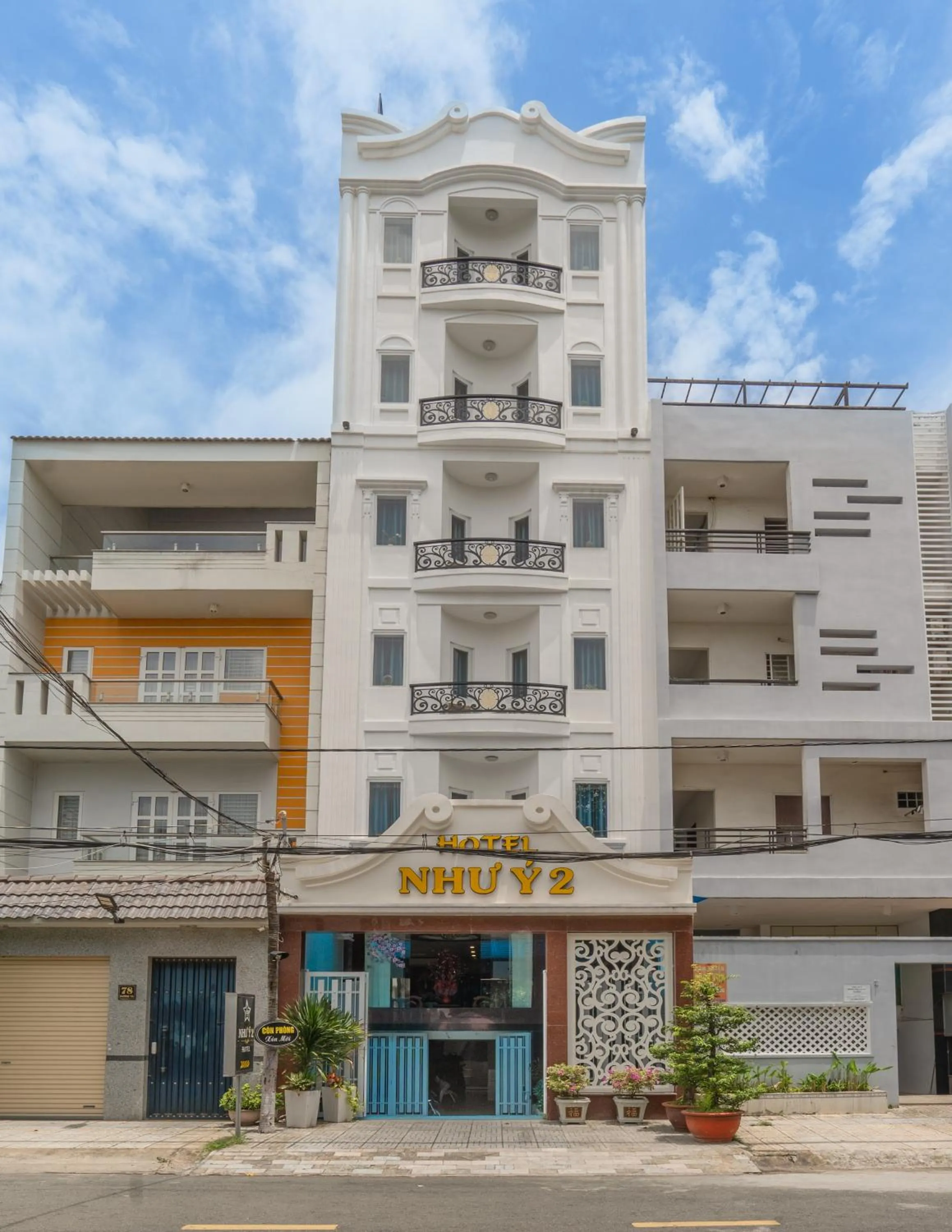 Facade/entrance in Hotel Nhu Y 2