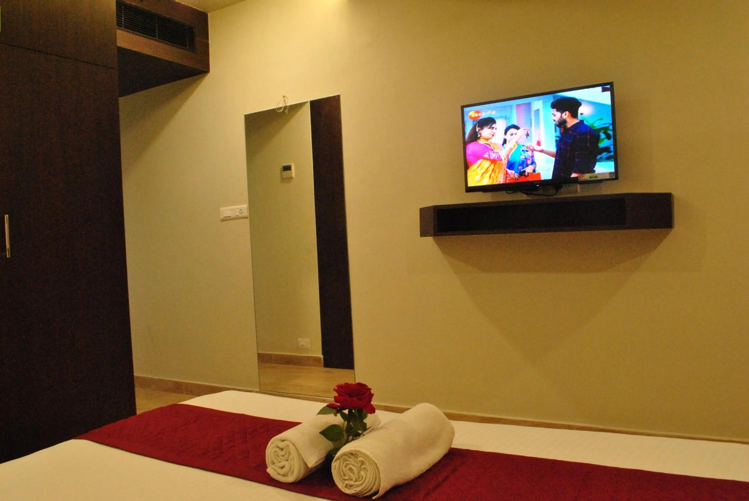 TV and multimedia, Bed in Hotel Sriram JB Residency