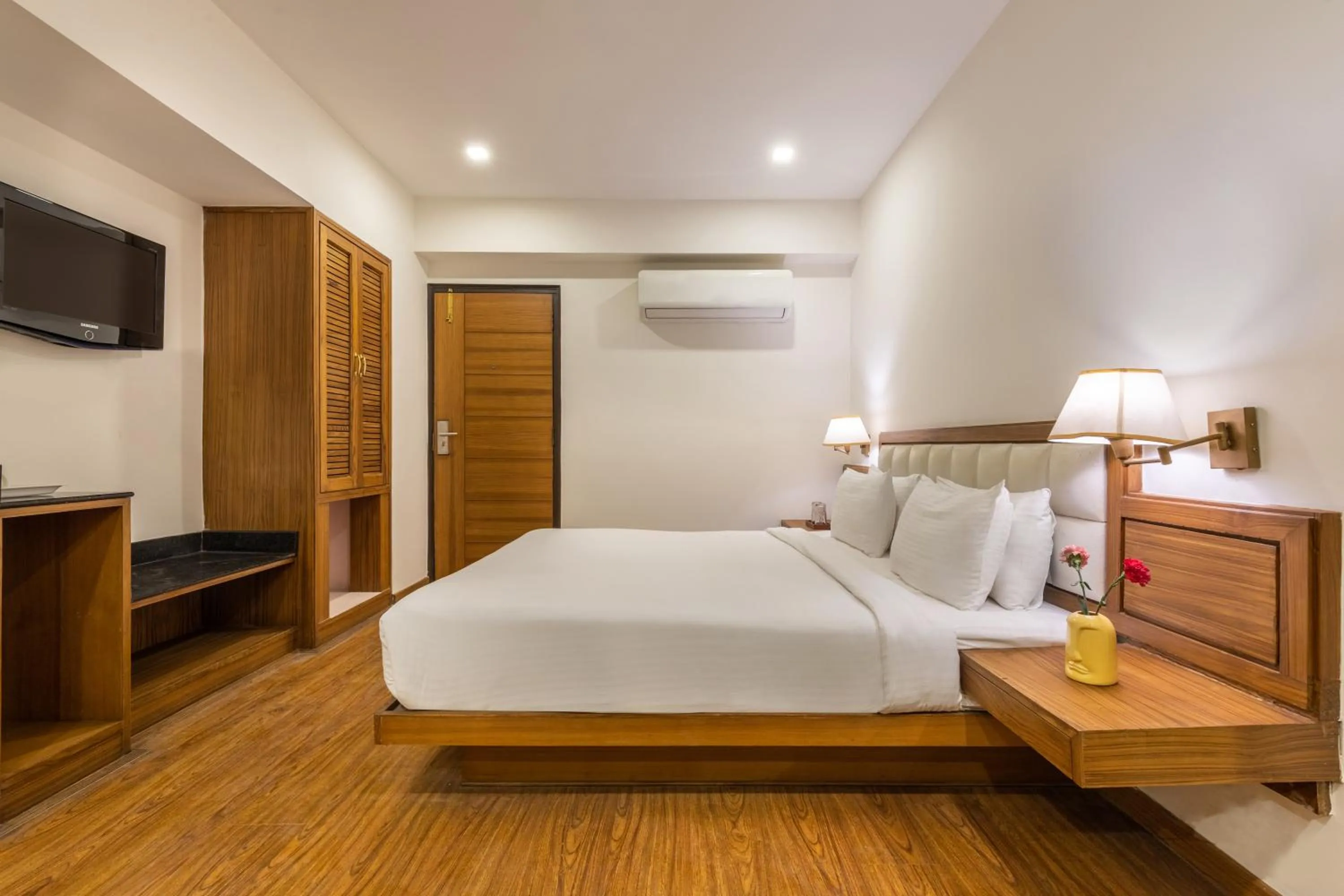 Bedroom, Bed in Country Inn Premier Pacific Mall Road Mussoorie