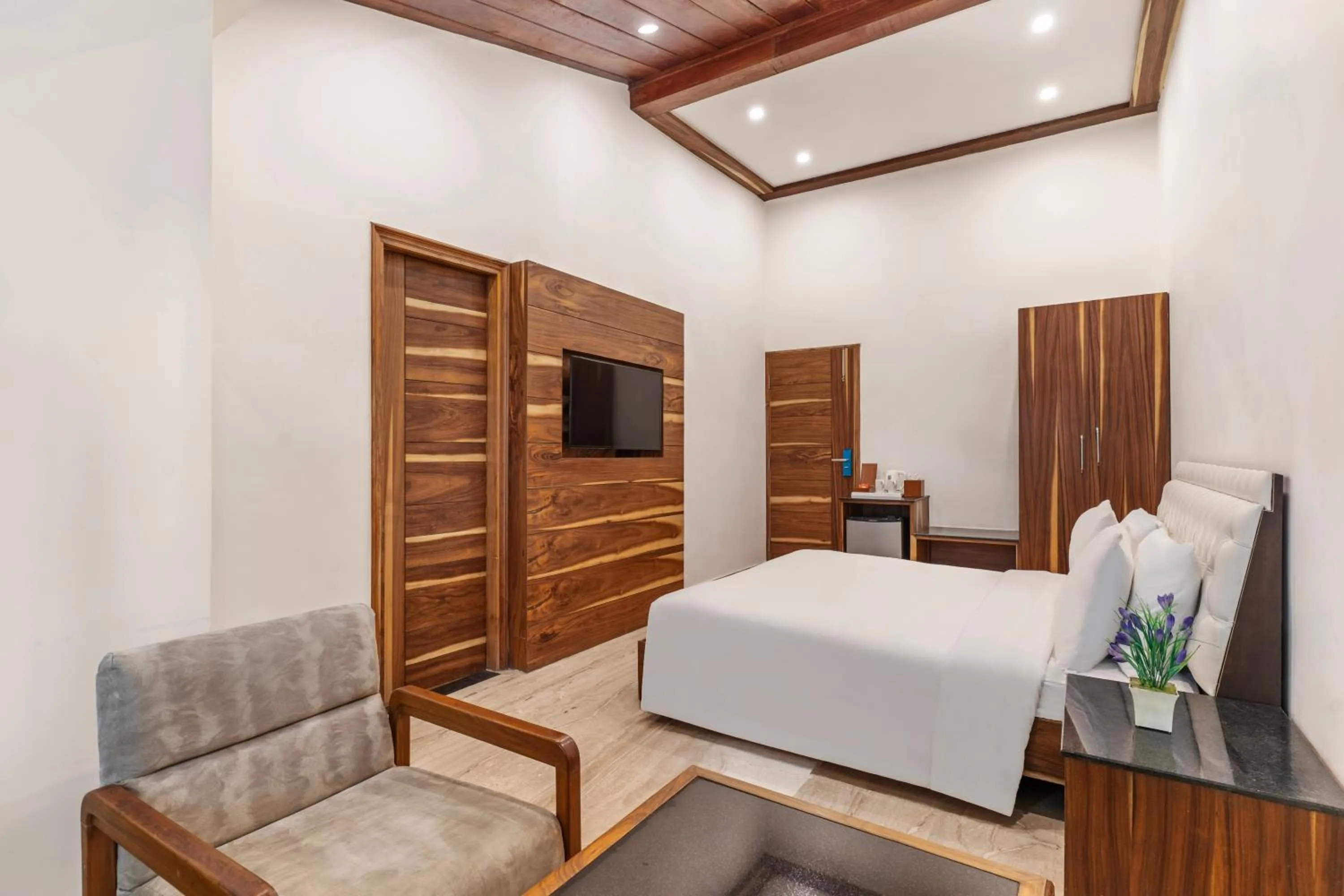 Bed in Country Inn Premier Pacific Mall Road Mussoorie