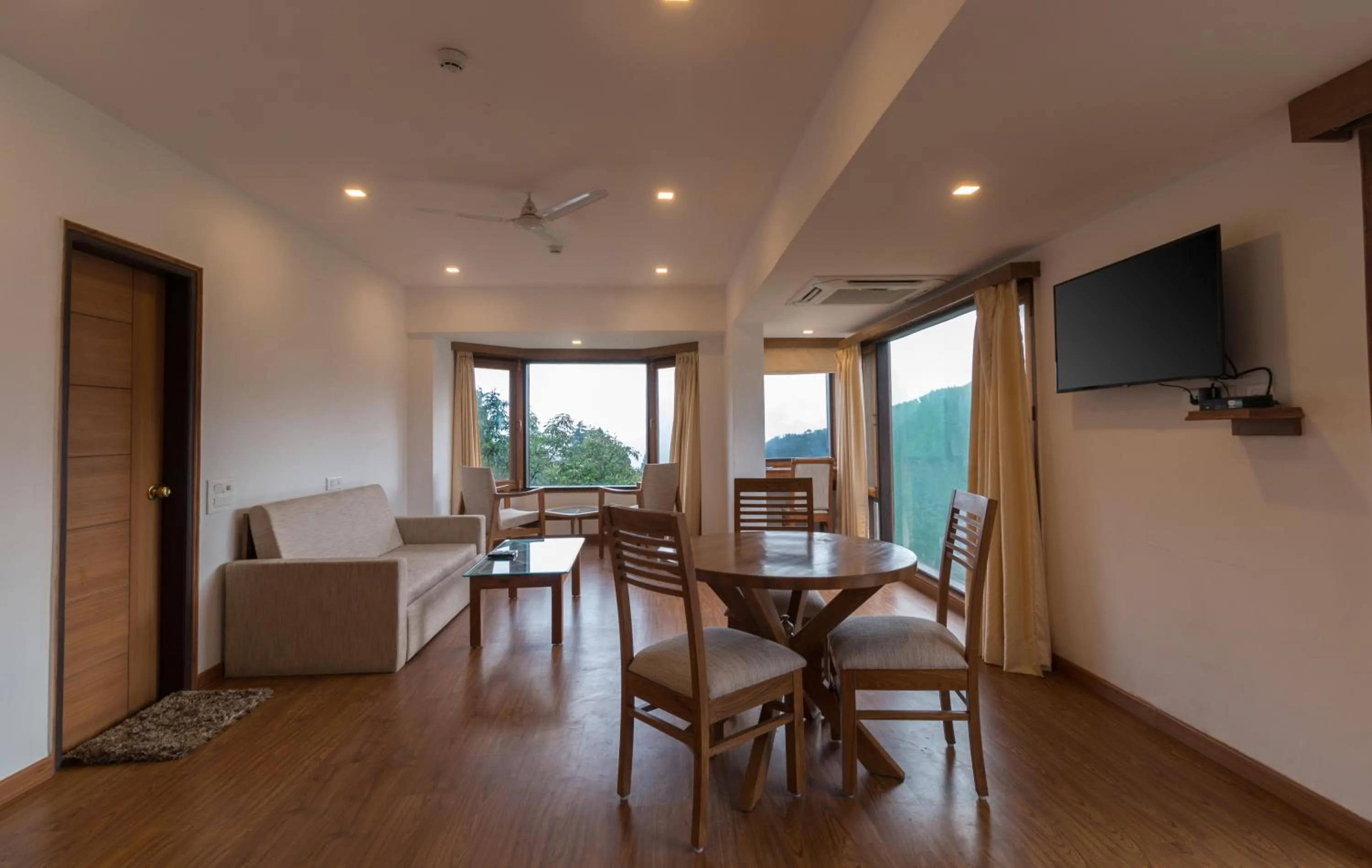 Living room in Country Inn Premier Pacific Mall Road Mussoorie