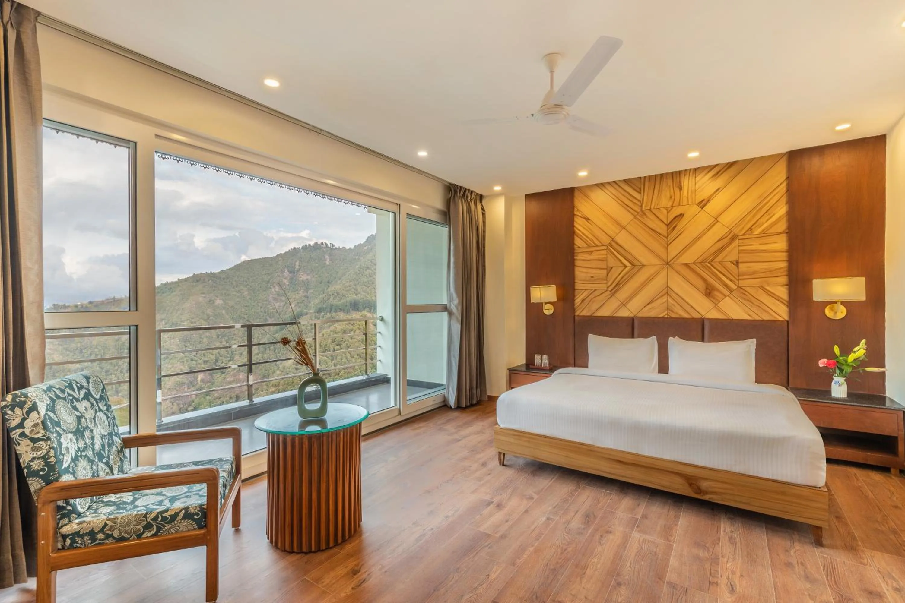 Bed in Country Inn Premier Pacific Mall Road Mussoorie