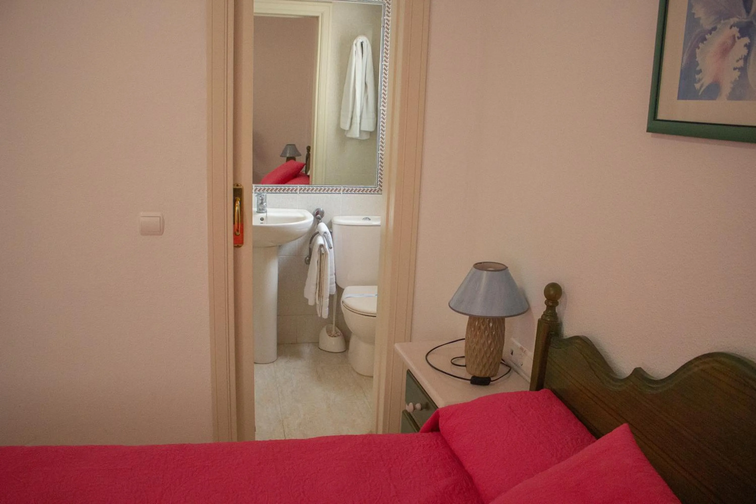 Toilet, Bed in Apartamentos Coral Beach Unitursa