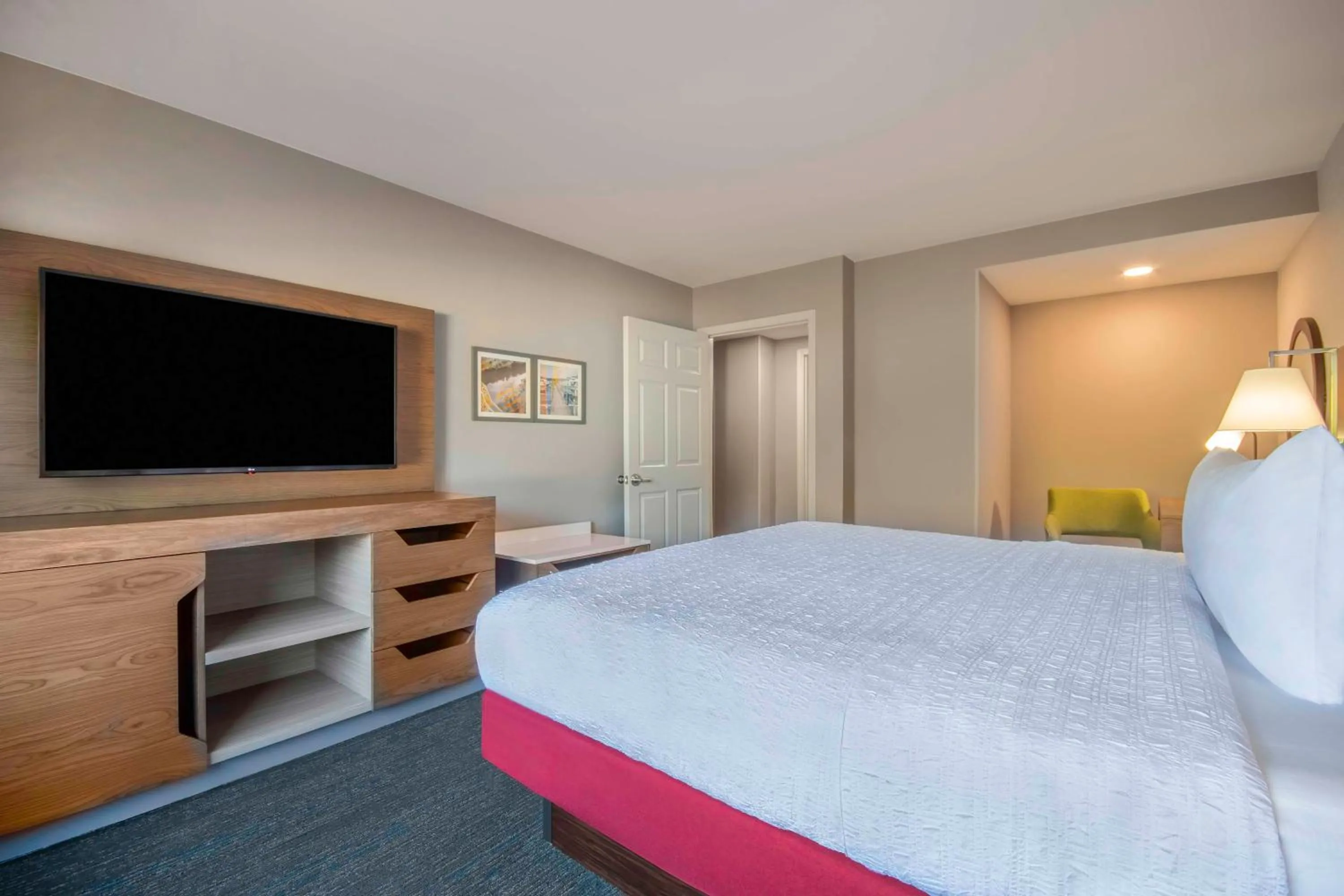 Bed in Hampton Inn East Aurora