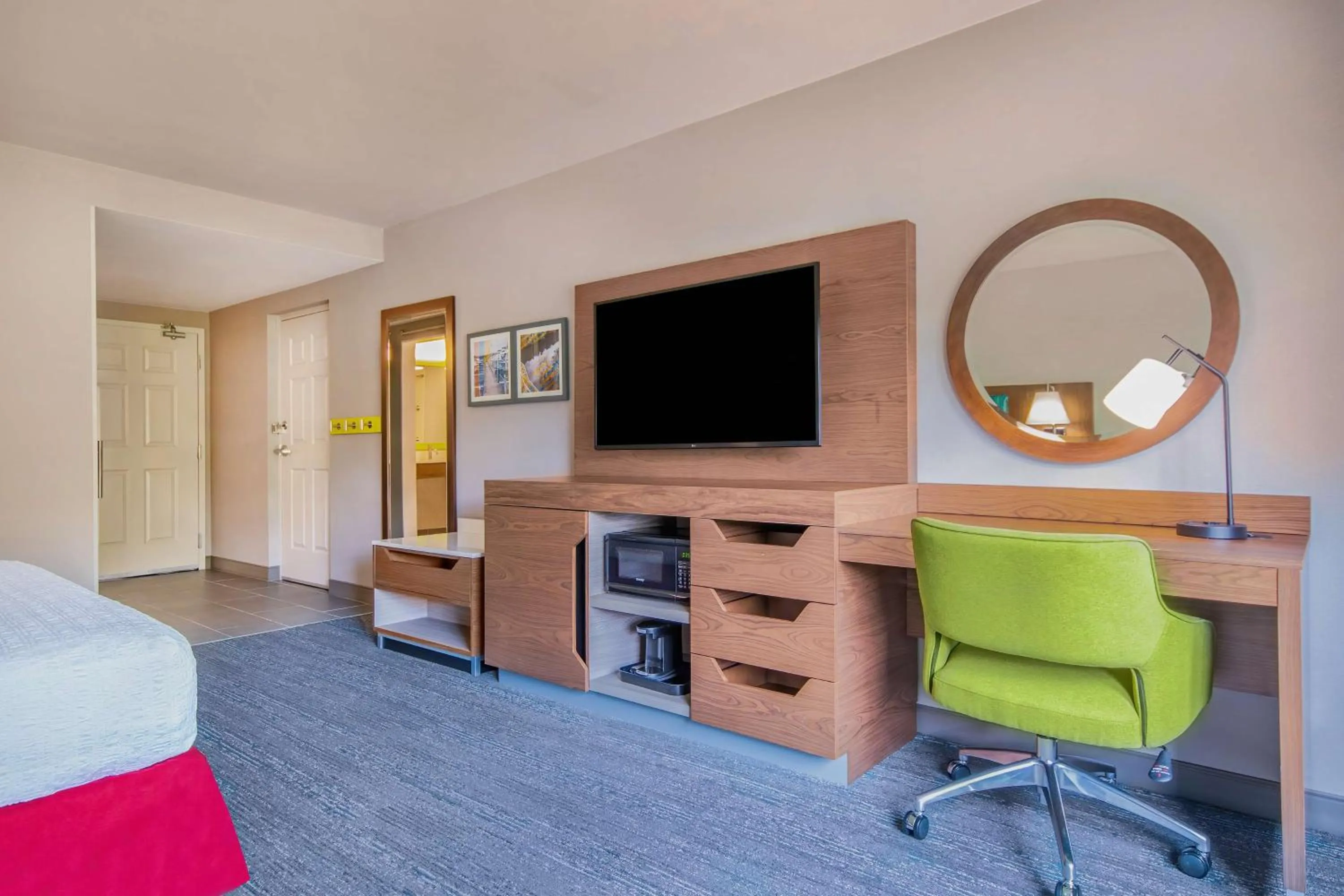 Bedroom, Bed in Hampton Inn East Aurora