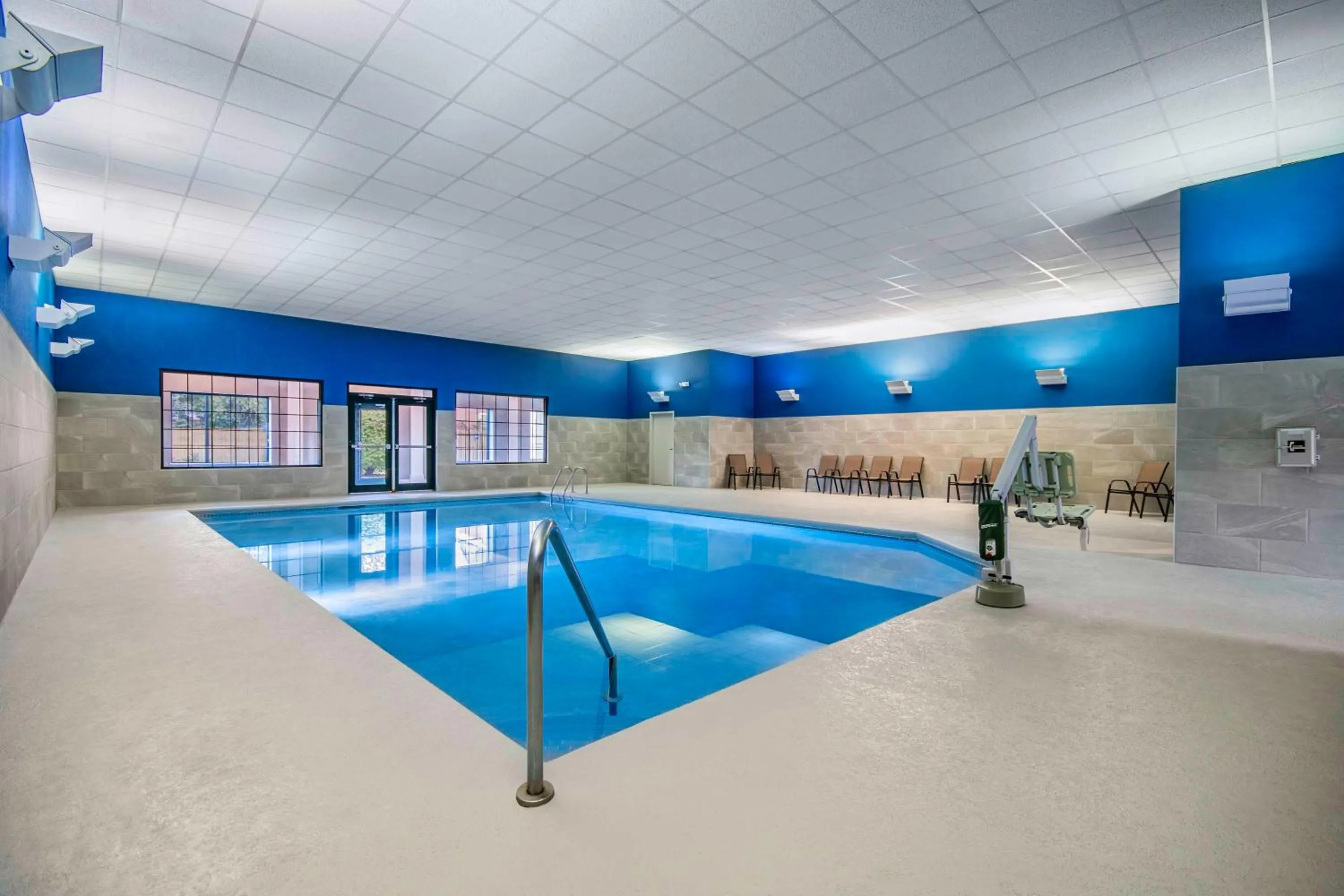 Pool view in Hampton Inn East Aurora