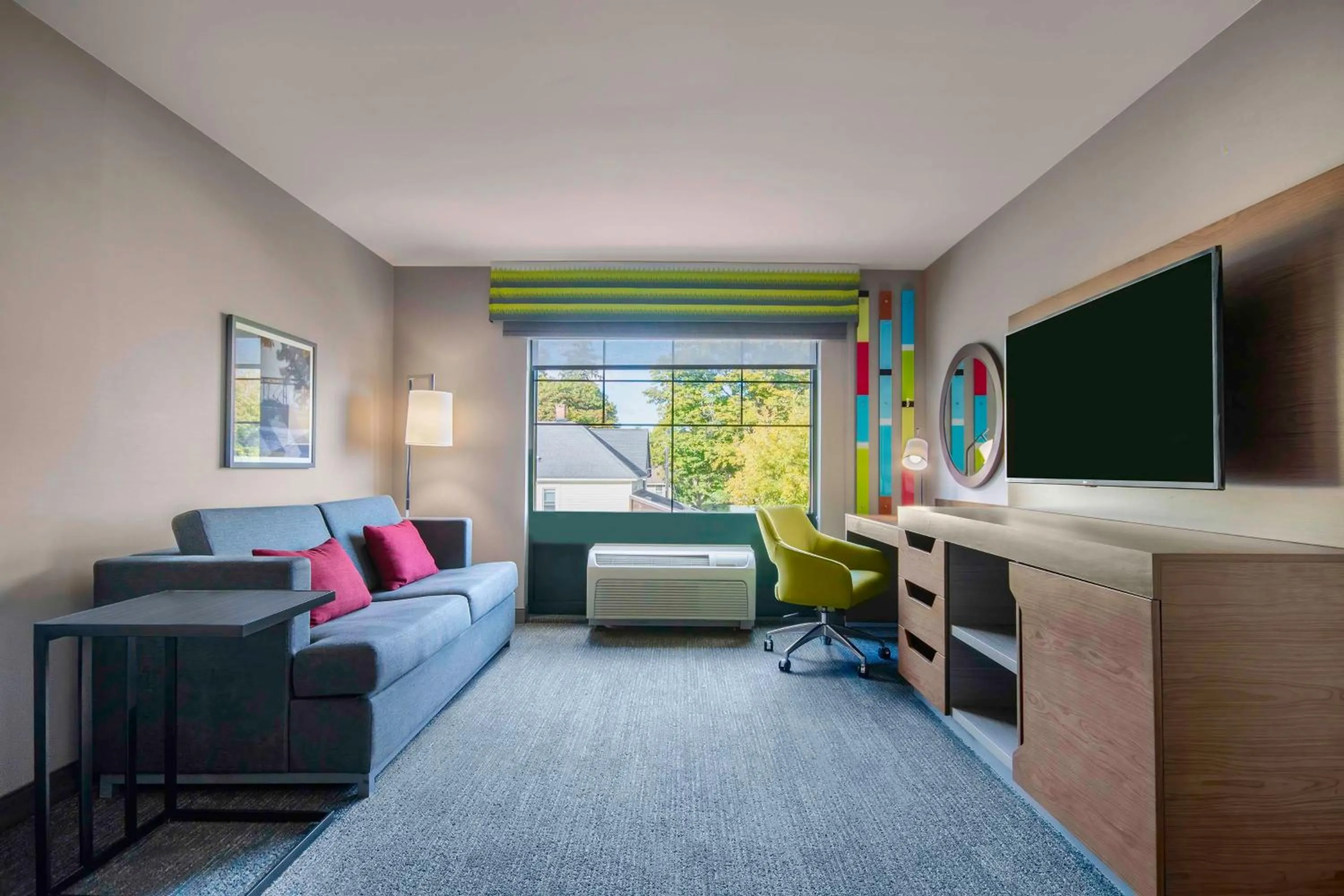 Living room, Bed in Hampton Inn East Aurora