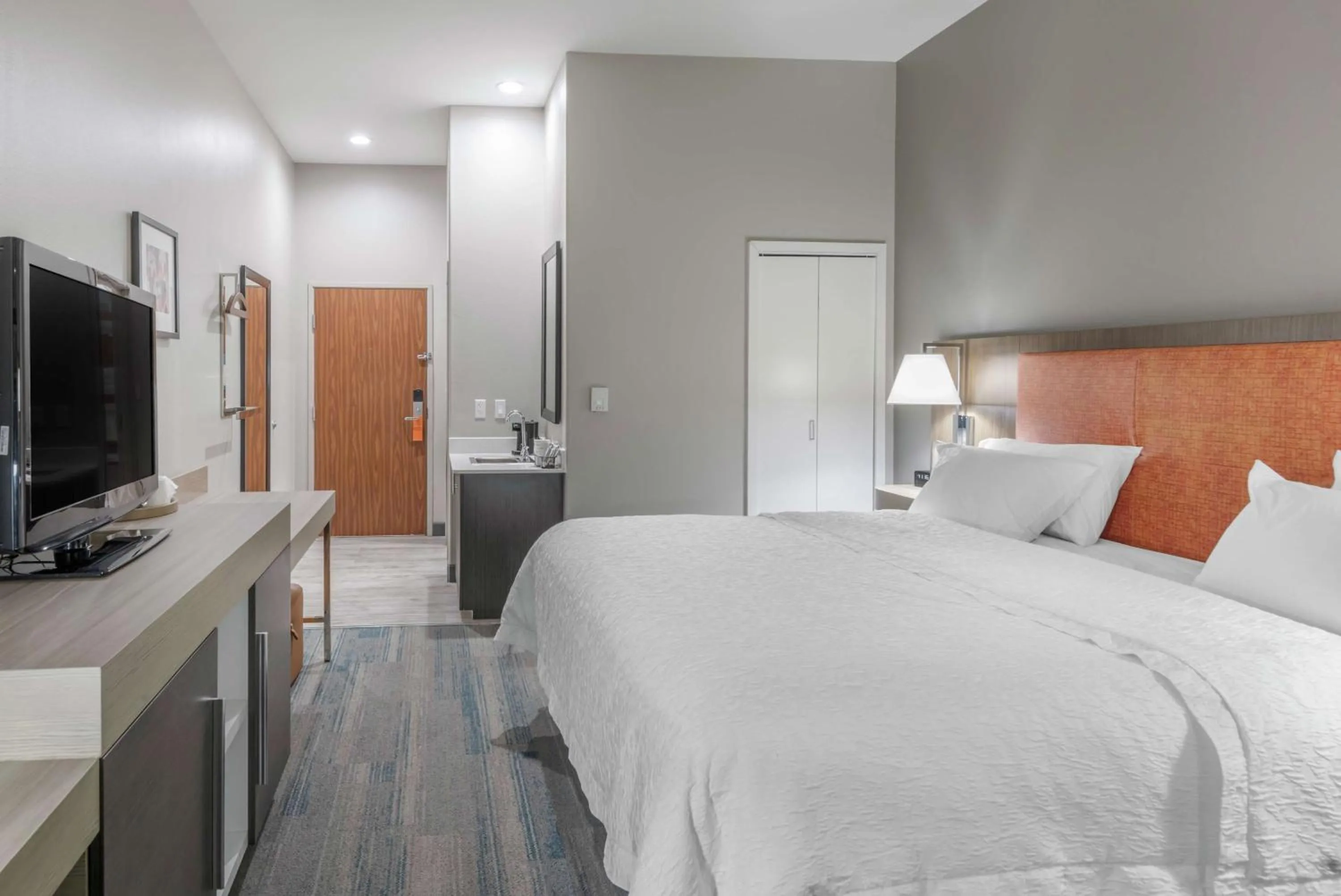 Photo of the whole room, Bed in Hampton Inn Brownwood