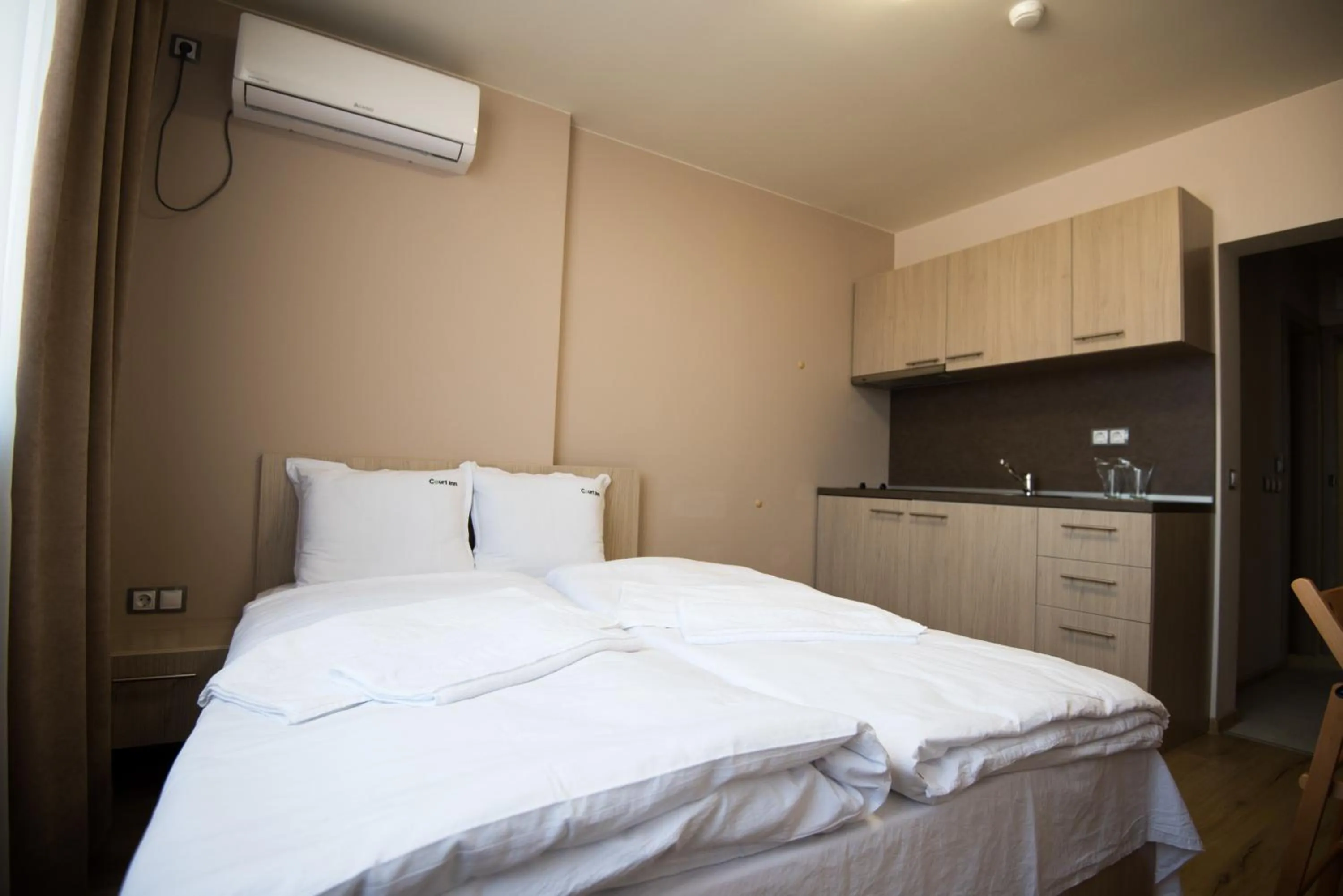 Kitchen or kitchenette, Bed in Court Inn