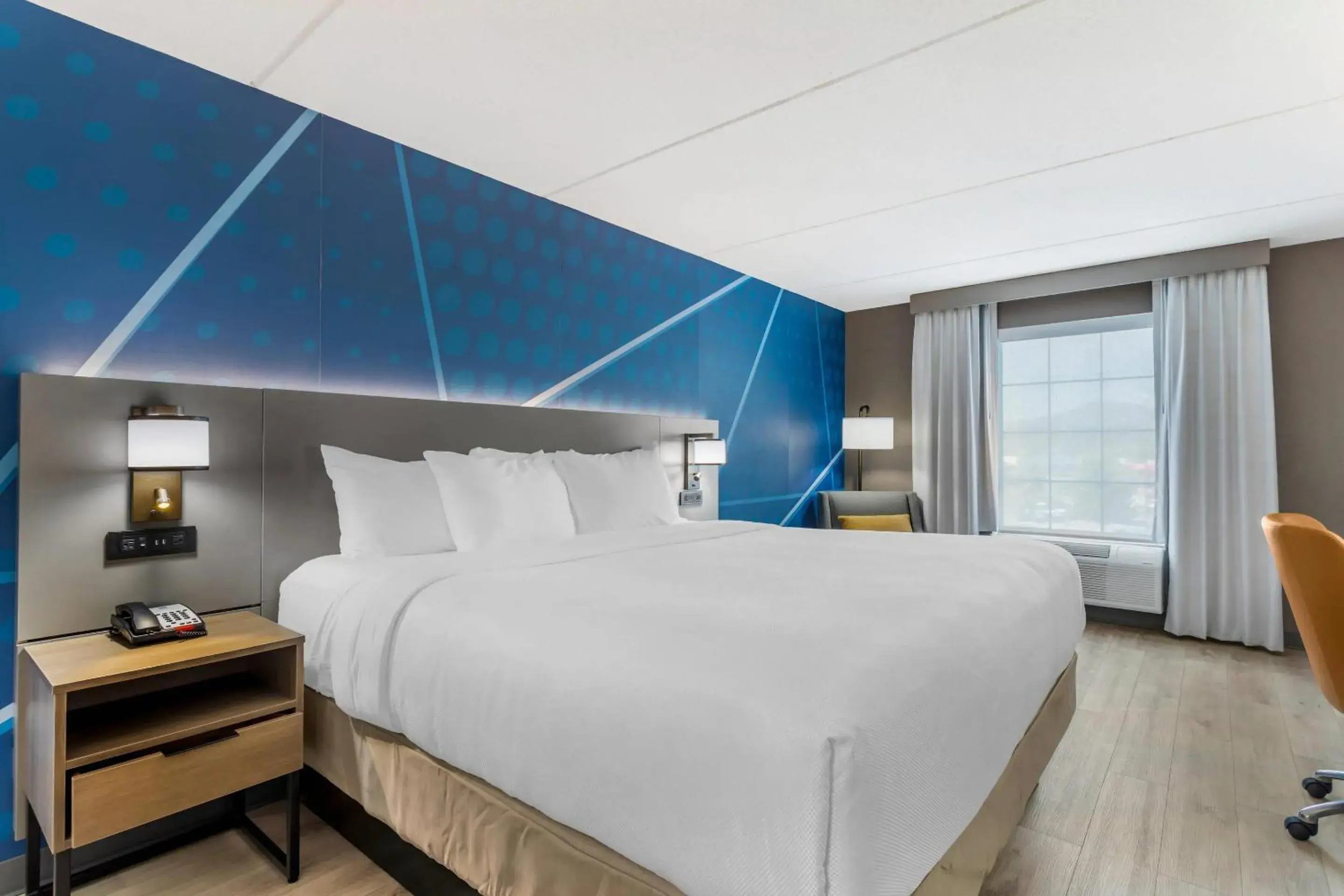 Bedroom, Bed in Comfort Inn Oak Ridge - Knoxville Bedroom, Bed in Comfort Inn Oak Ridge - Knoxville