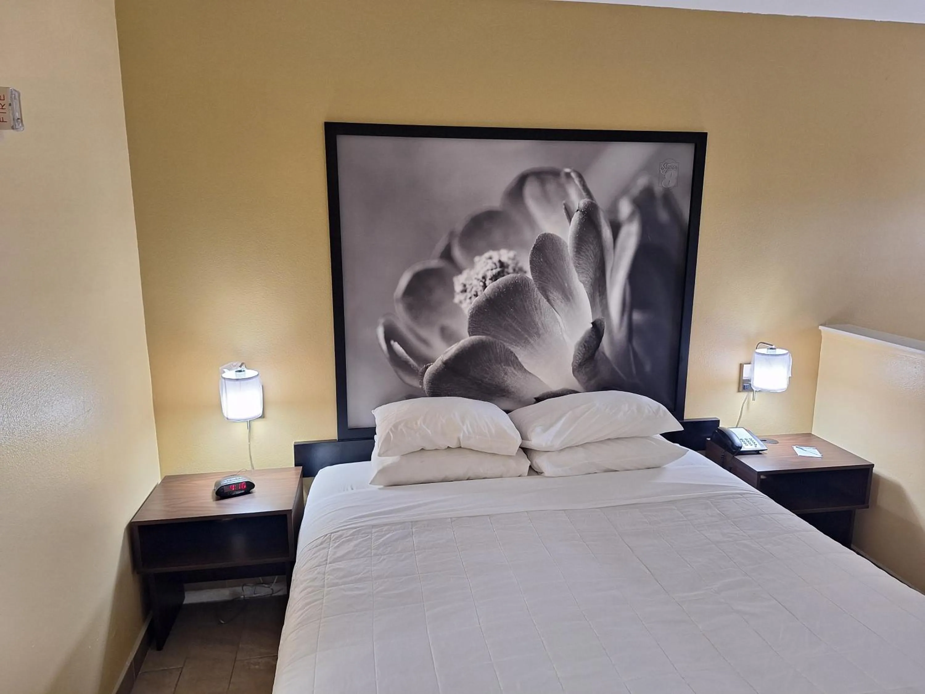 Bedroom, Bed in Super 8 by Wyndham Weslaco