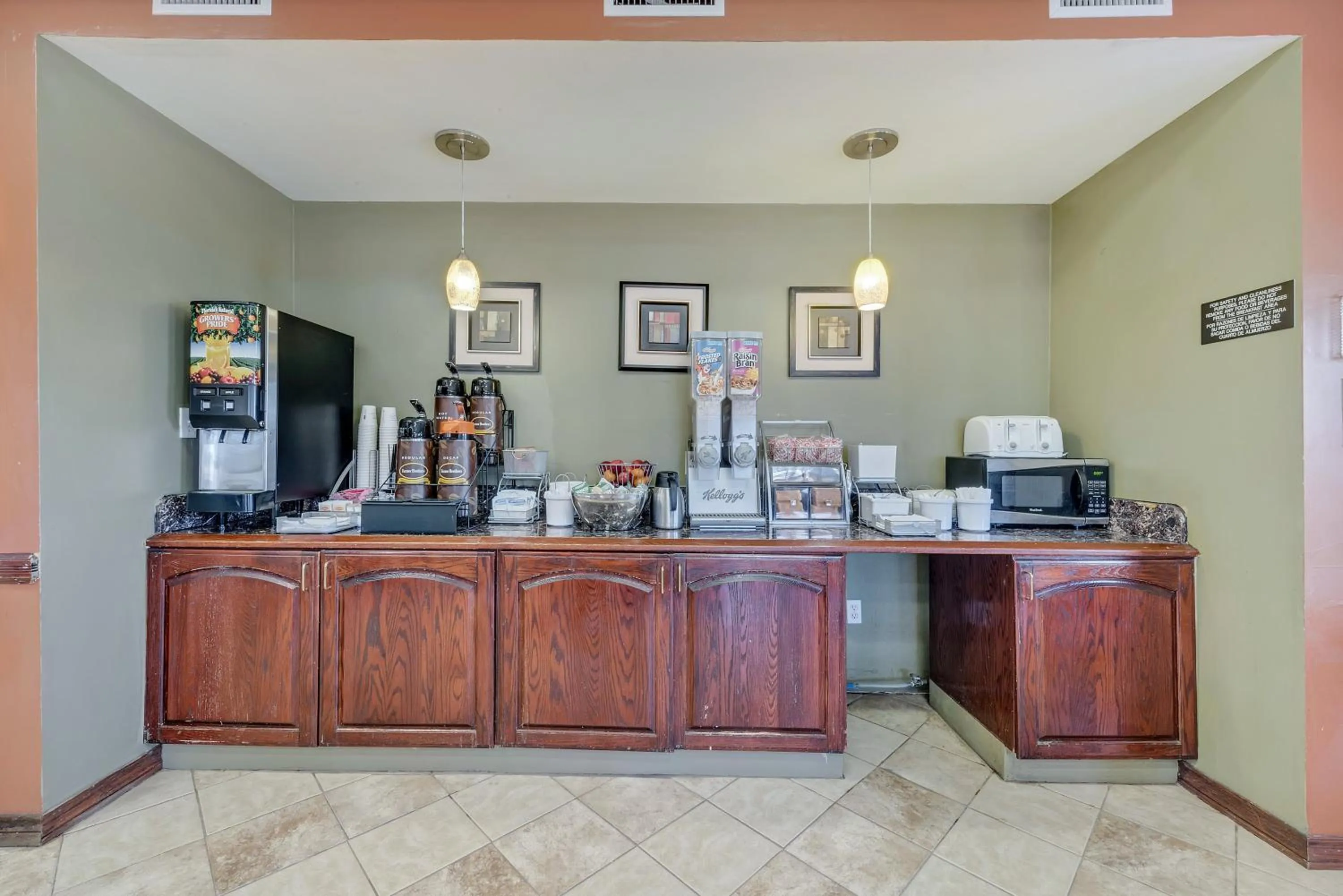 Communal lounge/ TV room in Super 8 by Wyndham Weslaco