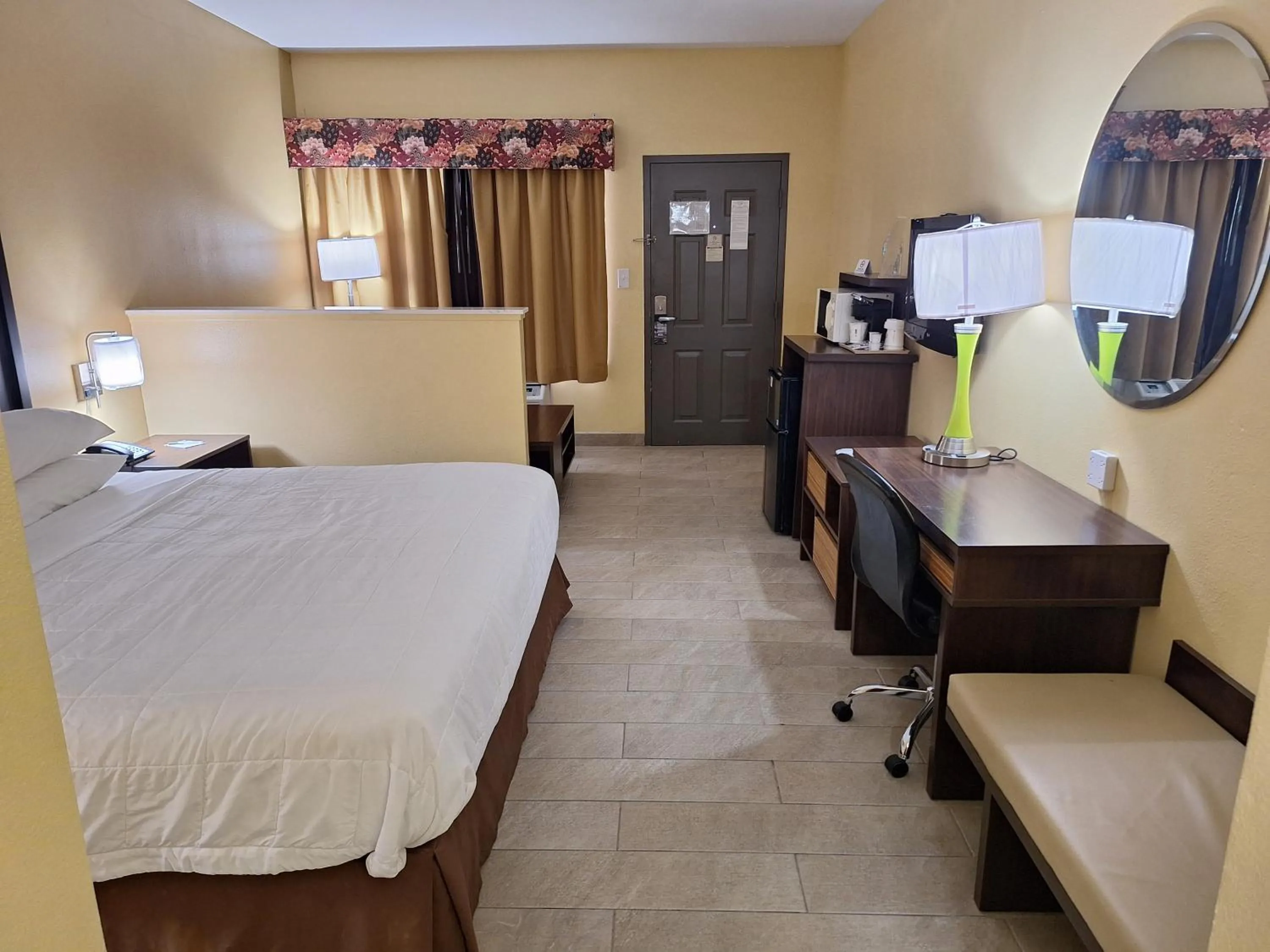 View (from property/room), Bed in Super 8 by Wyndham Weslaco