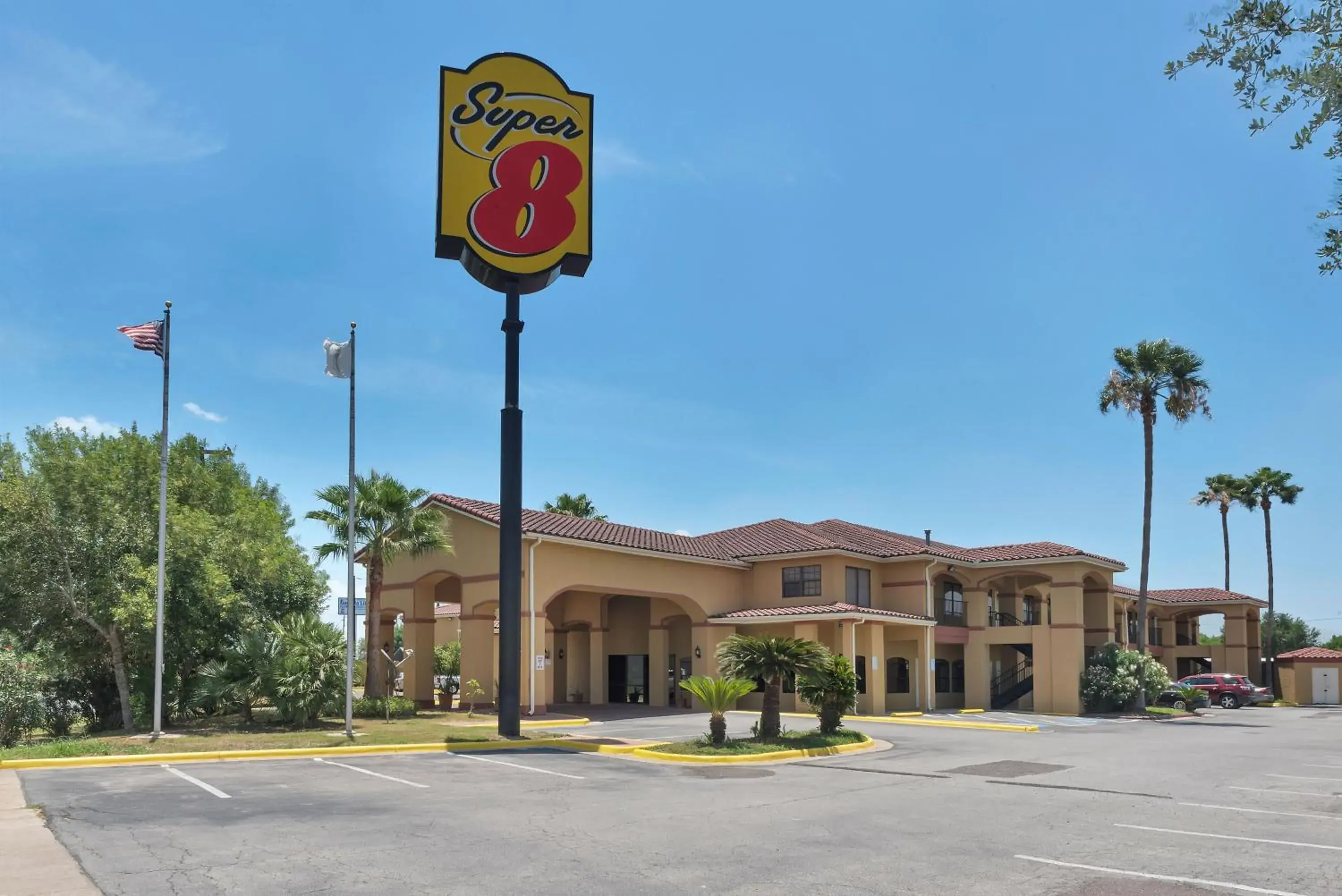 Facade/entrance in Super 8 by Wyndham Weslaco Facade/entrance in Super 8 by Wyndham Weslaco