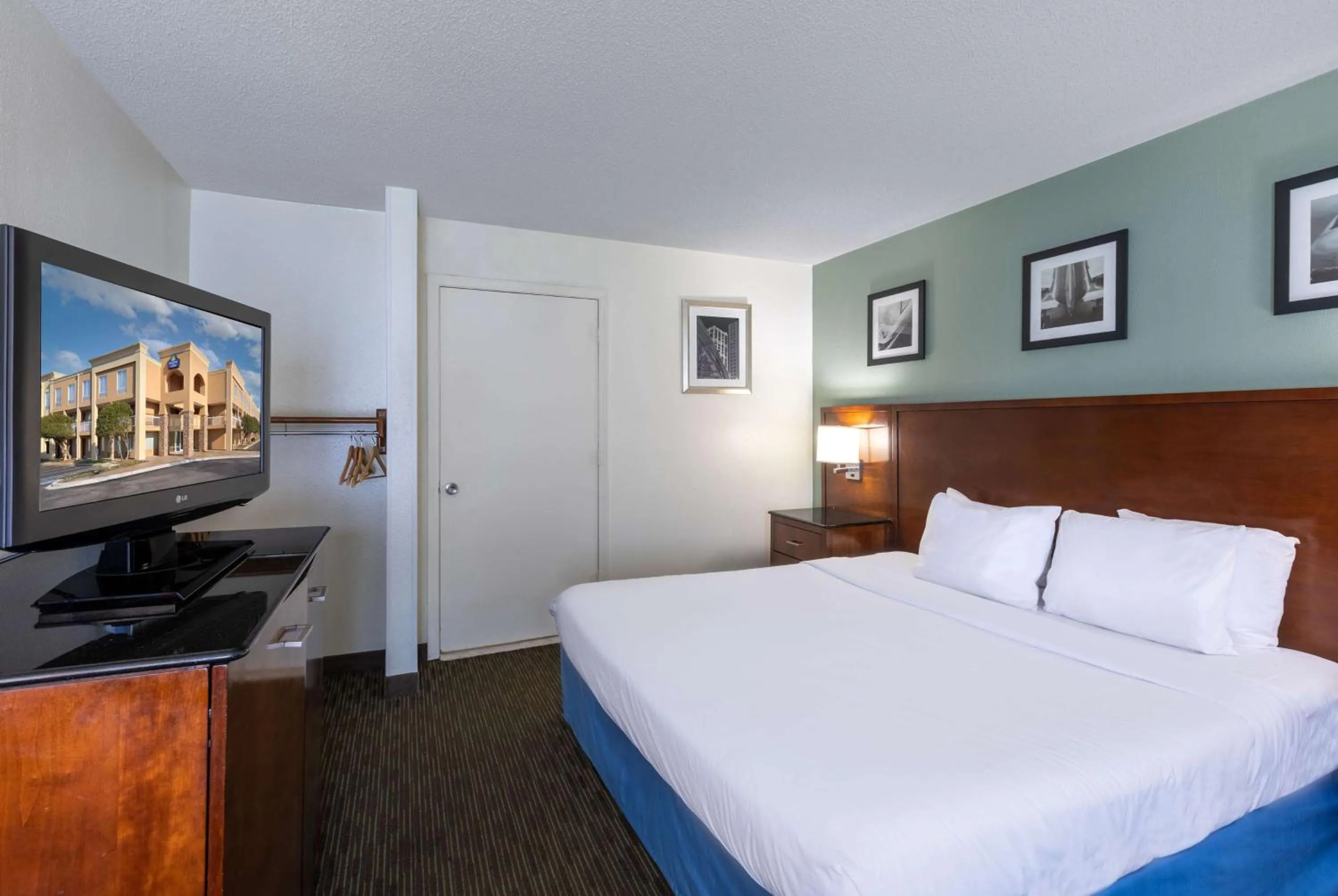 Photo of the whole room, Bed in Days Inn by Wyndham Greenville