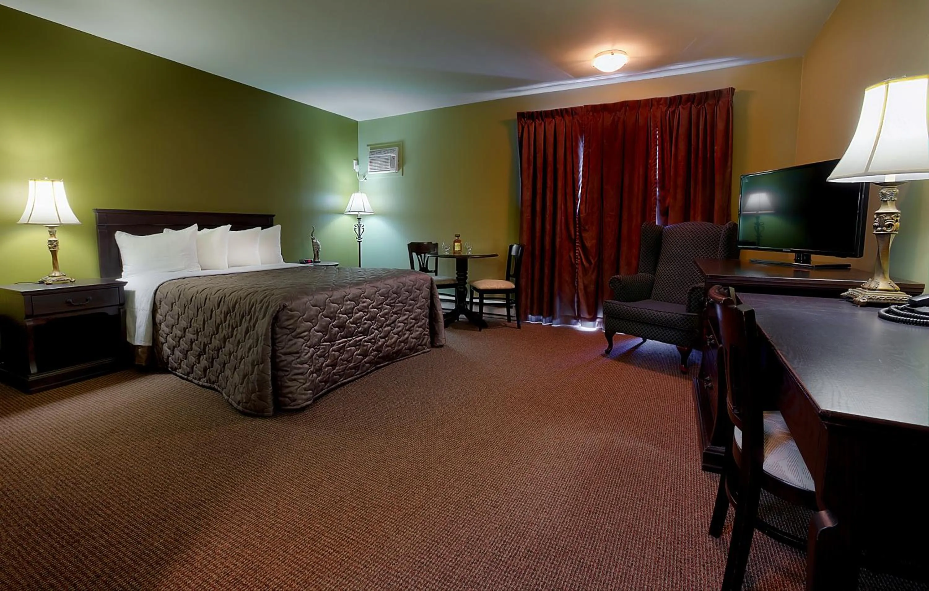 TV and multimedia, Bed in Hotel & Suites Monte-Cristo