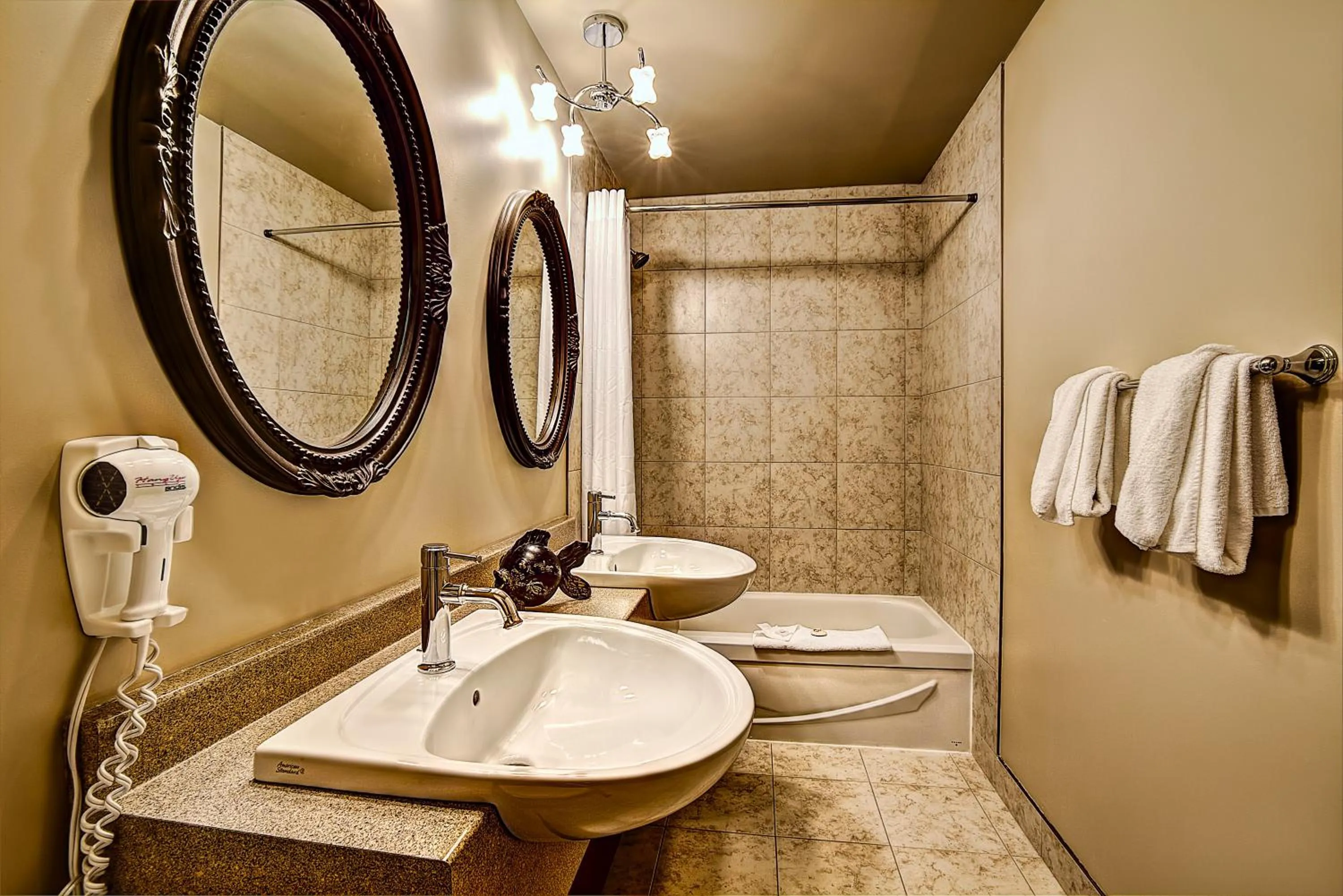 Bathroom in Hotel & Suites Monte-Cristo