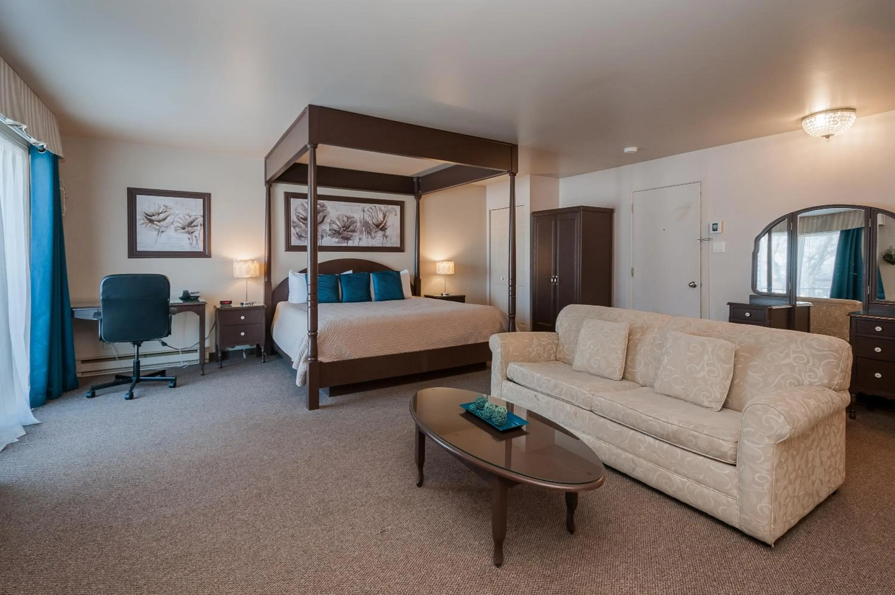 Bed in Hotel & Suites Monte-Cristo