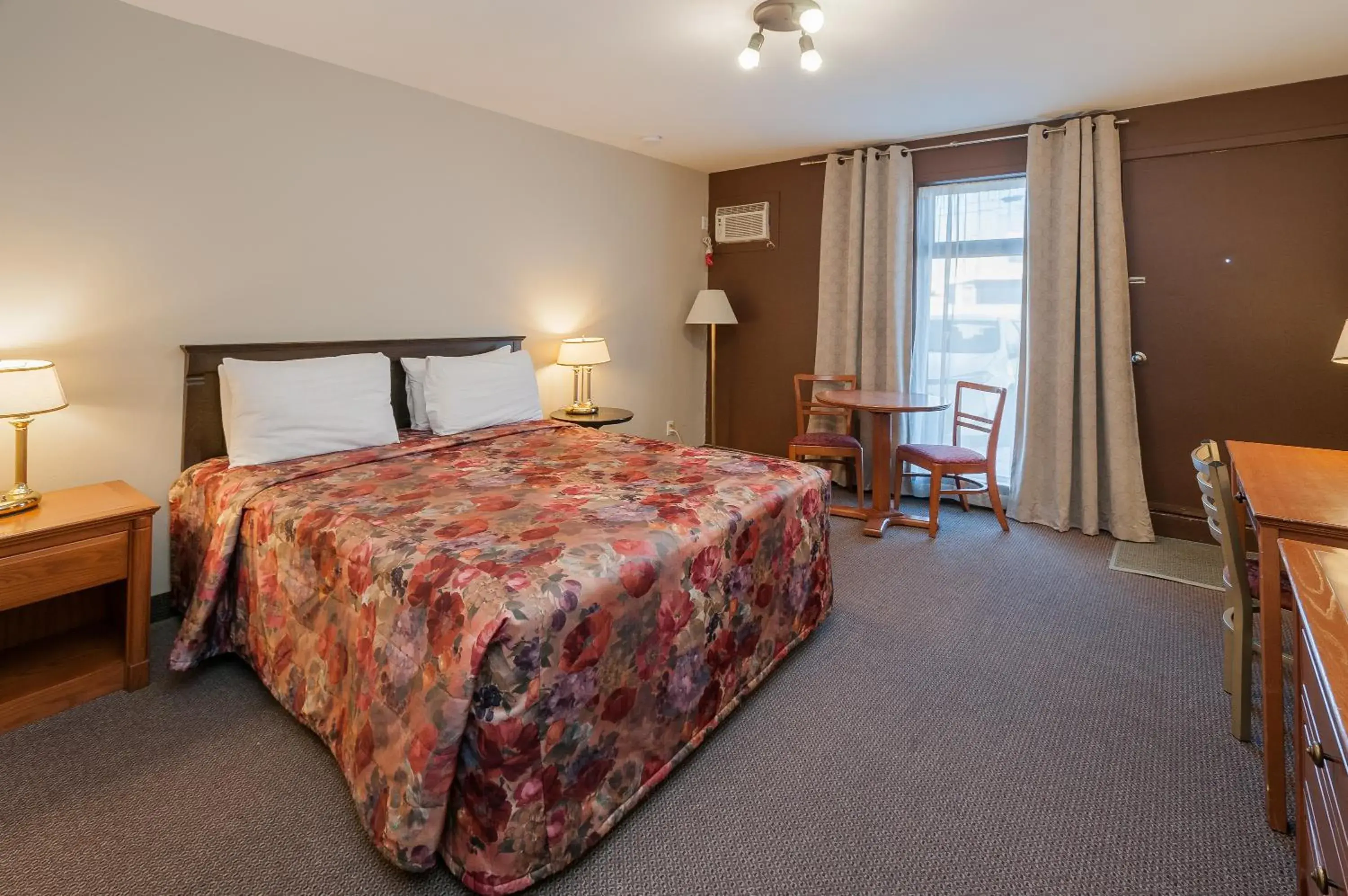 Bed in Hotel & Suites Monte-Cristo Bed in Hotel & Suites Monte-Cristo