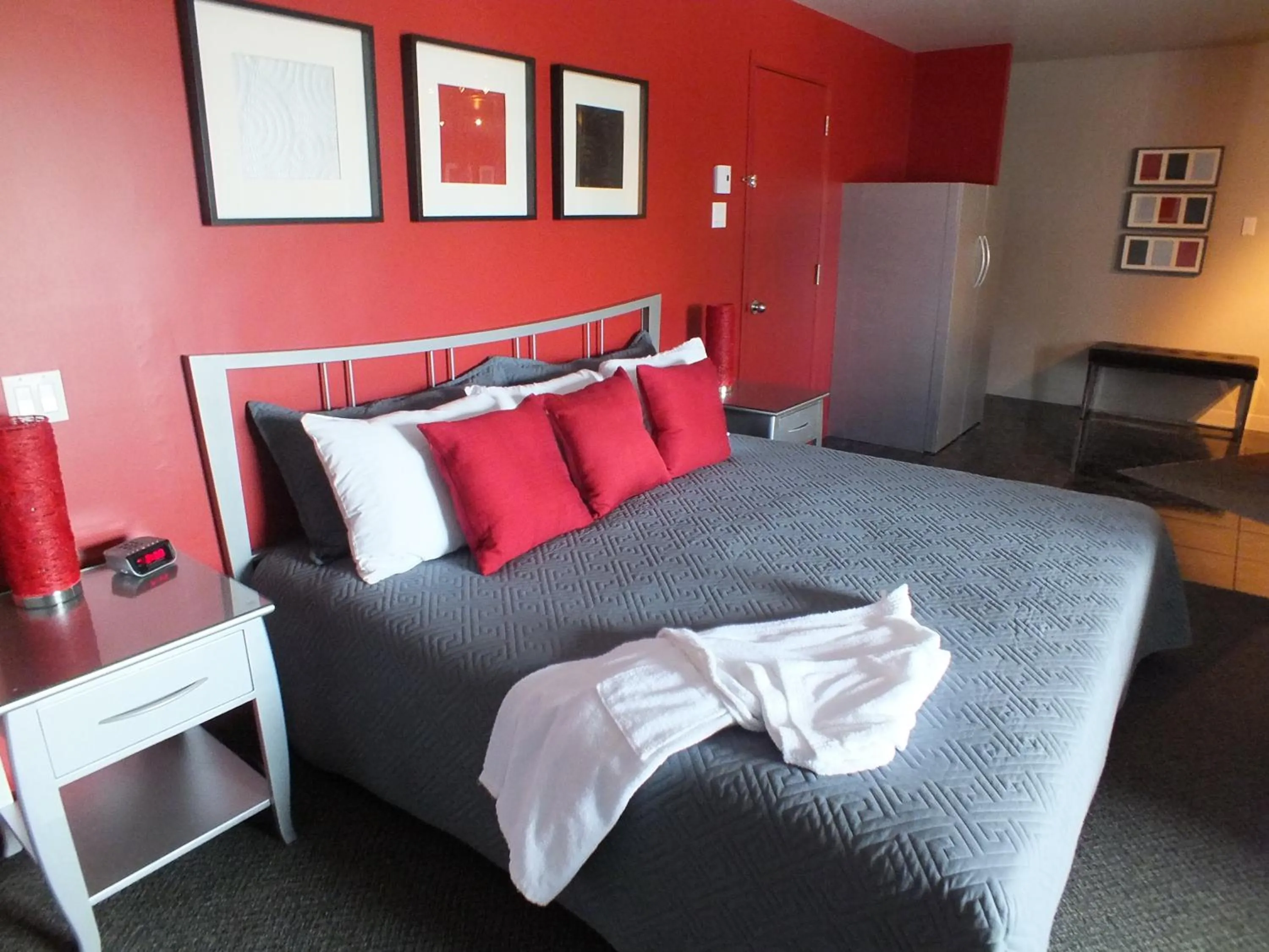 Bed in Hotel & Suites Monte-Cristo