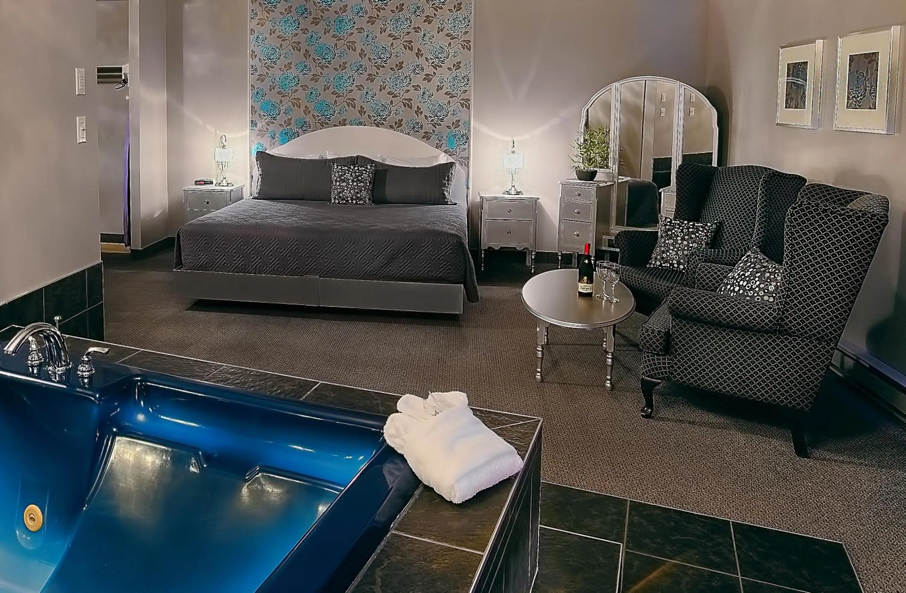 Living room, Bed in Hotel & Suites Monte-Cristo