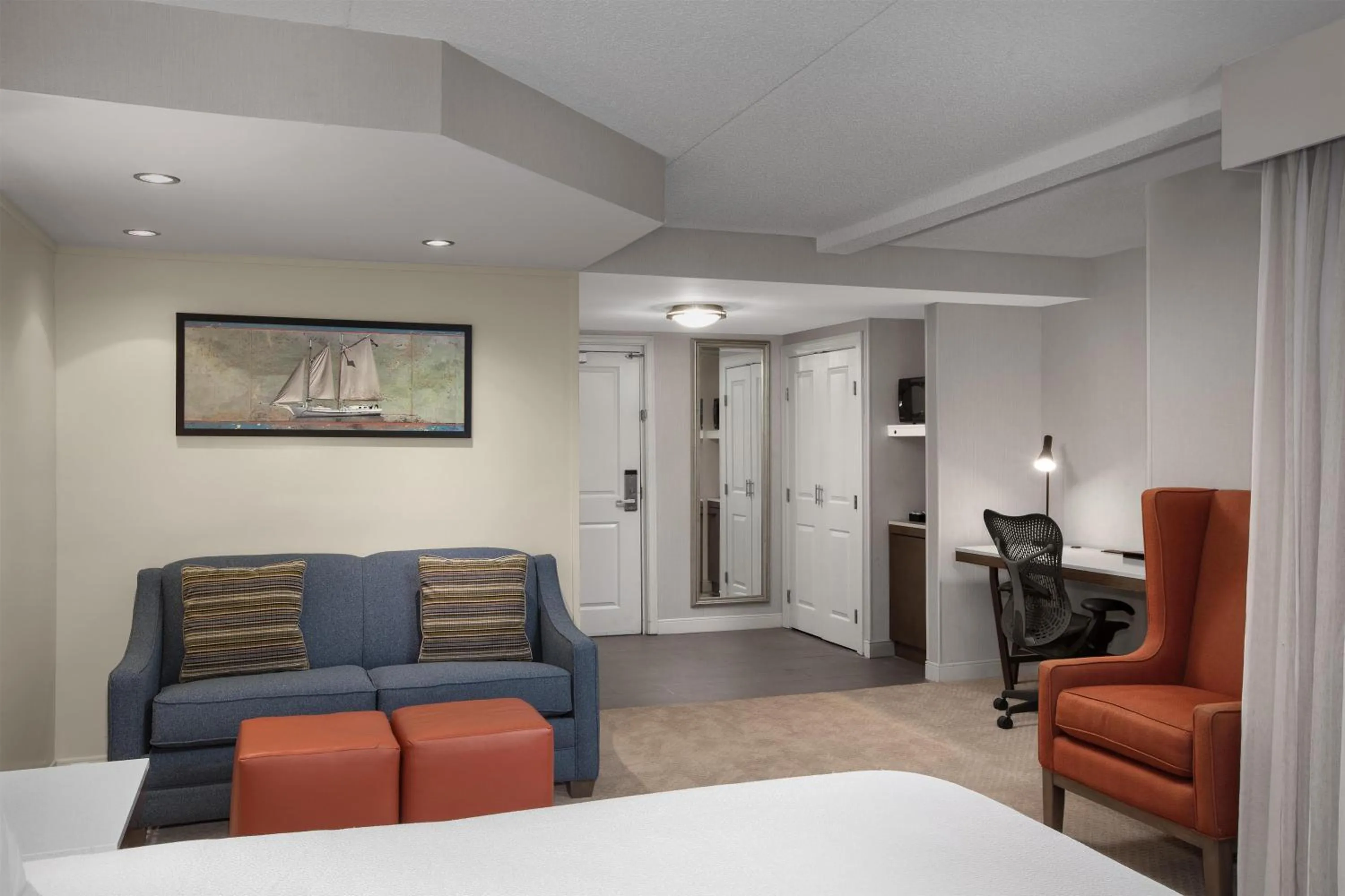 Living room, Bed in Hilton Garden Inn Kent Island Marina