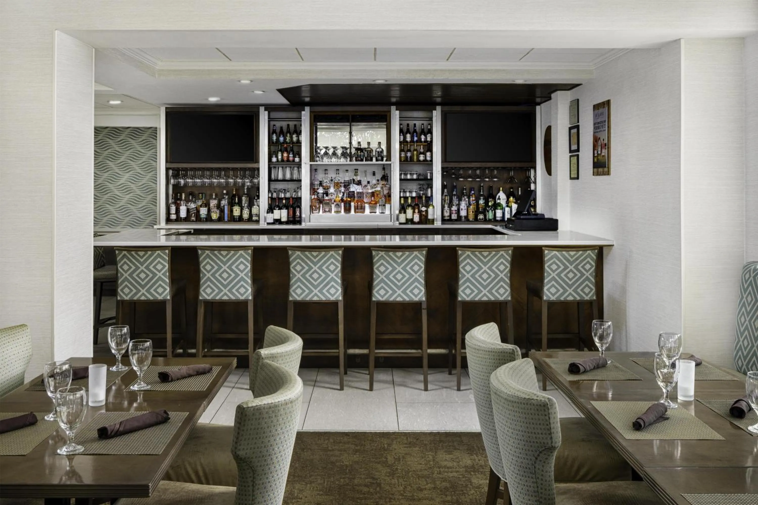 Lounge or bar in Hilton Garden Inn Kent Island Marina