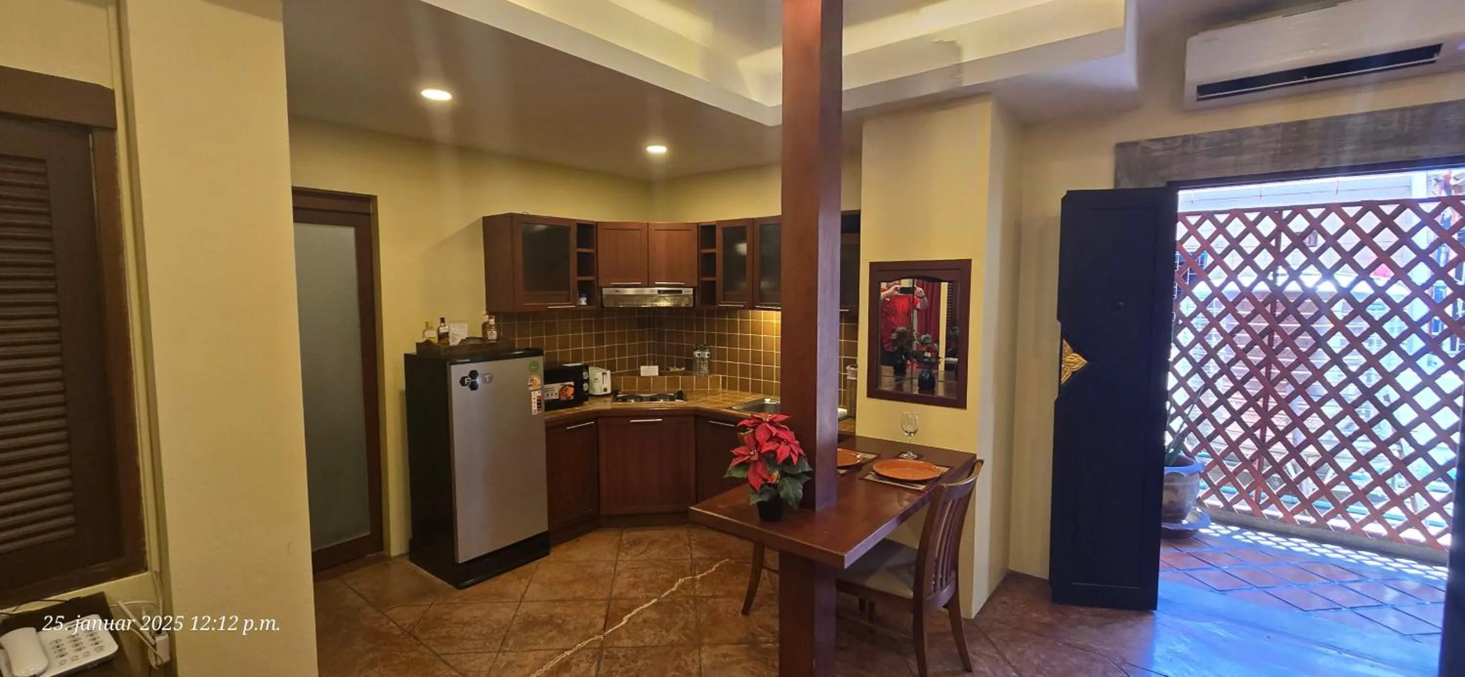 Coffee/tea facilities in Nirvana Boutique Suites