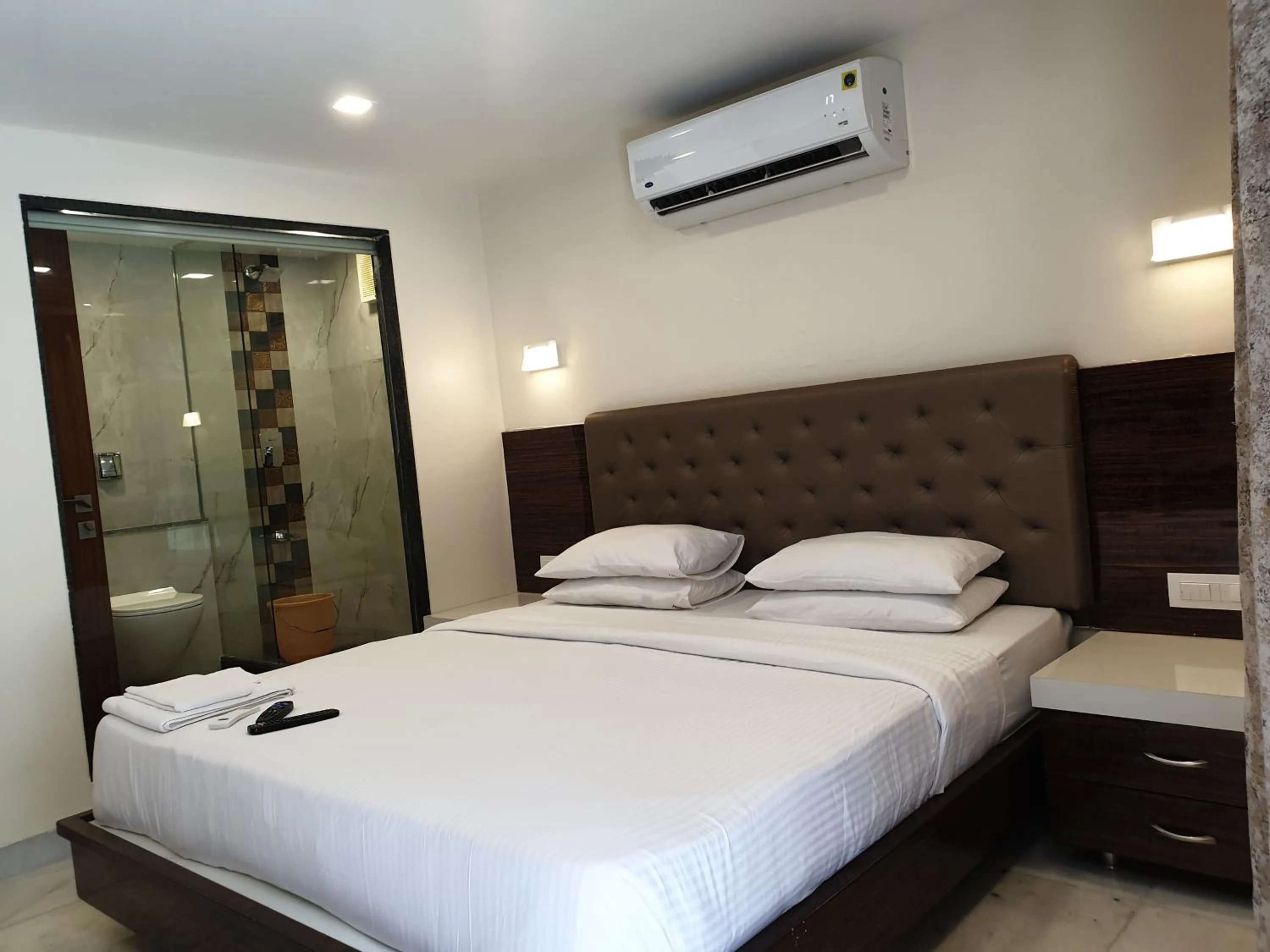 Bed in Hotel Milan International