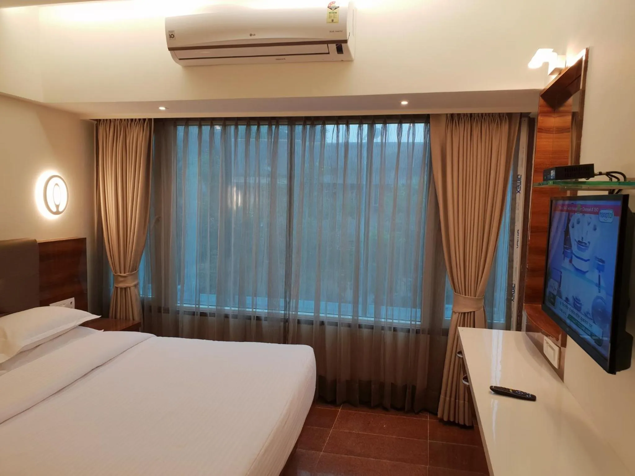 Bed in Hotel Milan International