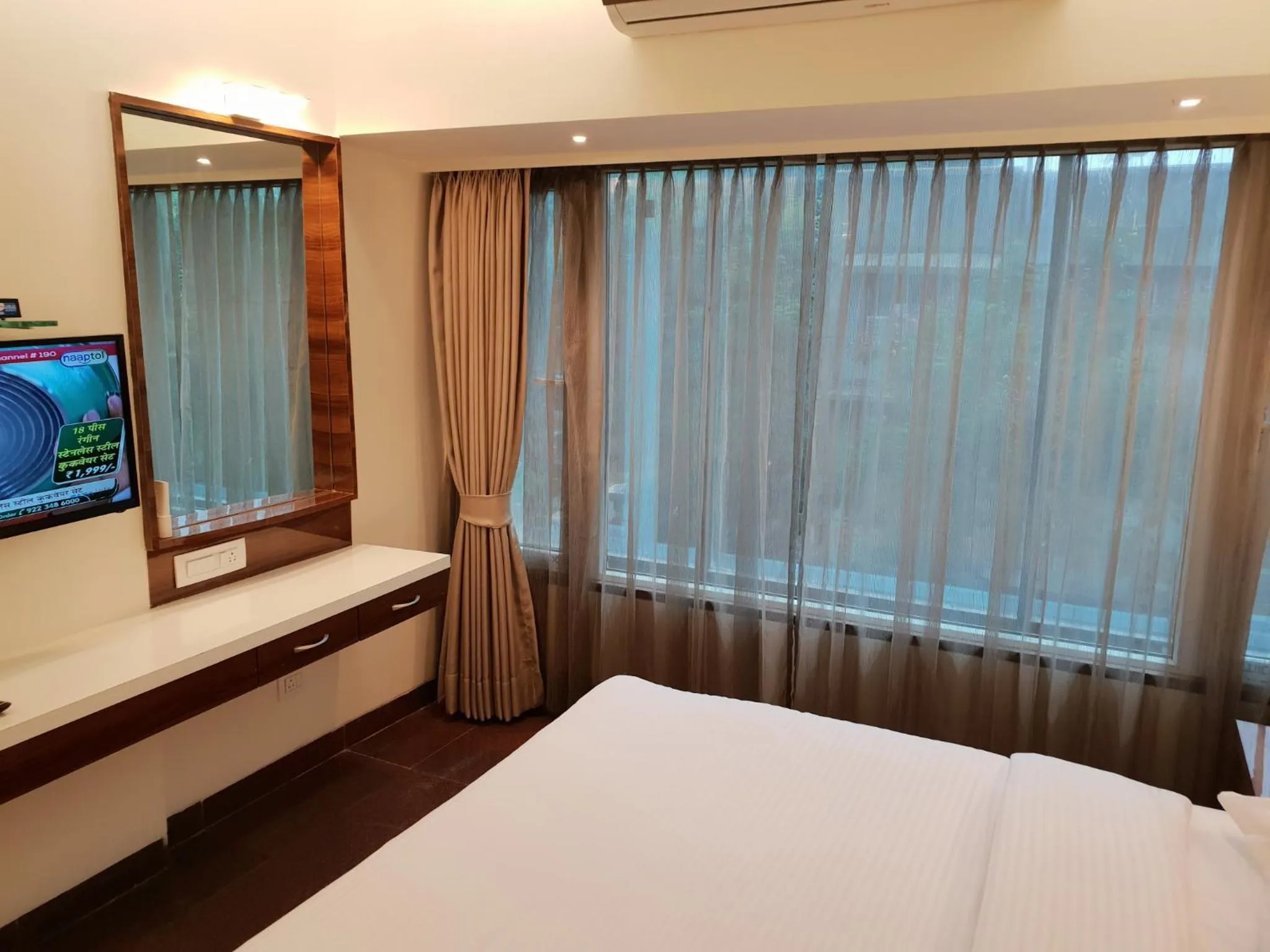 Bed in Hotel Milan International