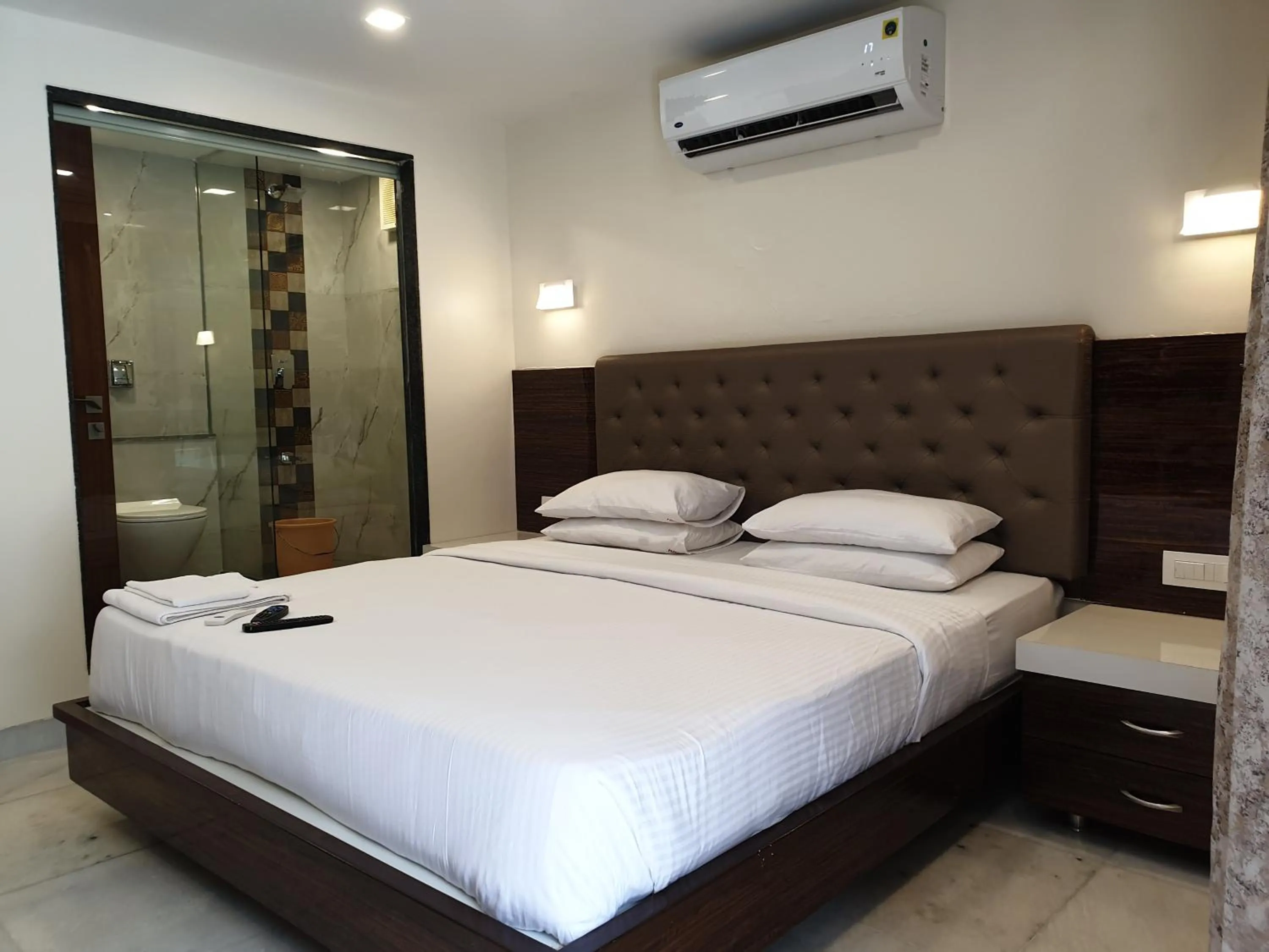 Bed in Hotel Milan International