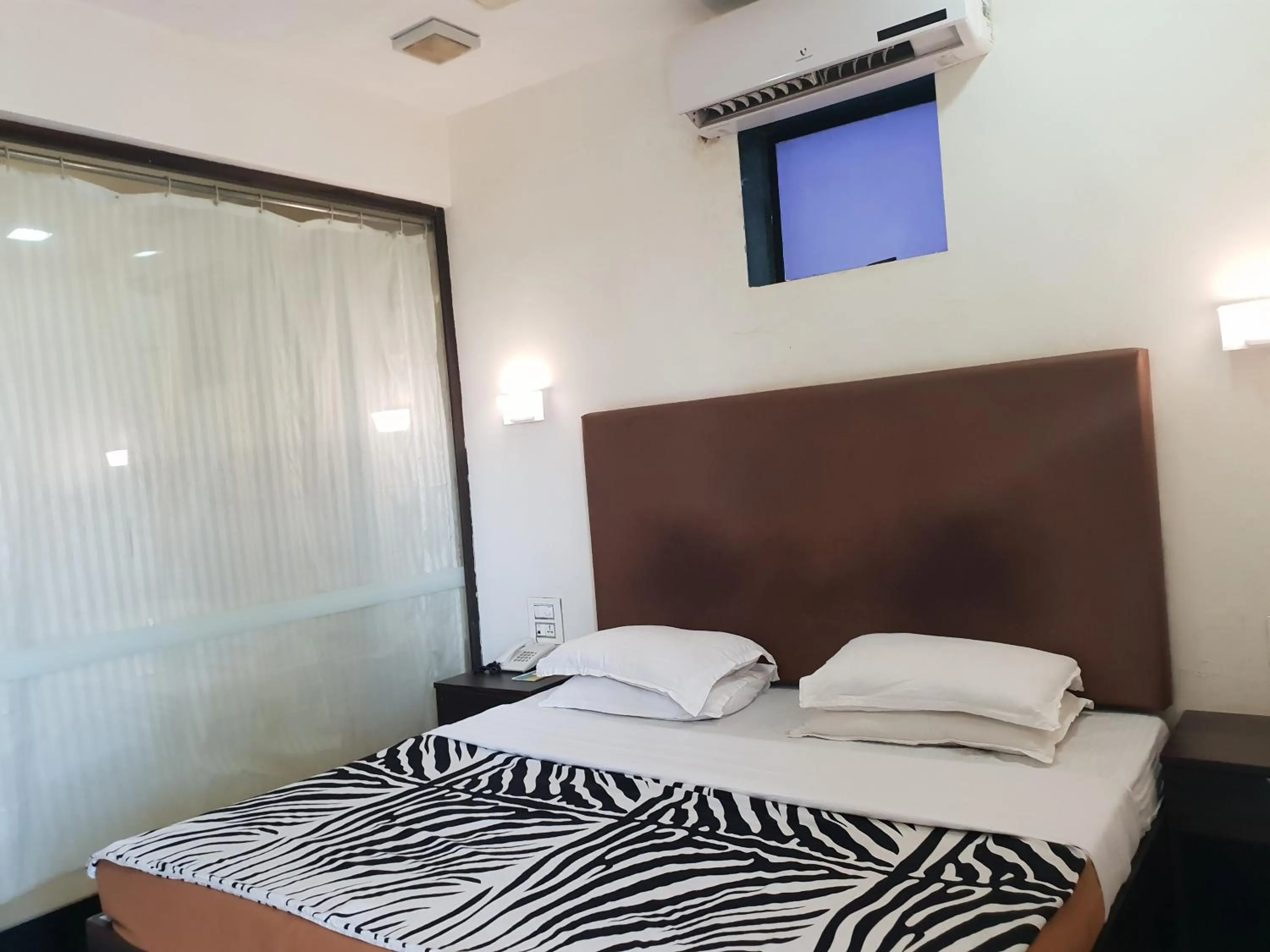 Bed in Hotel Milan International