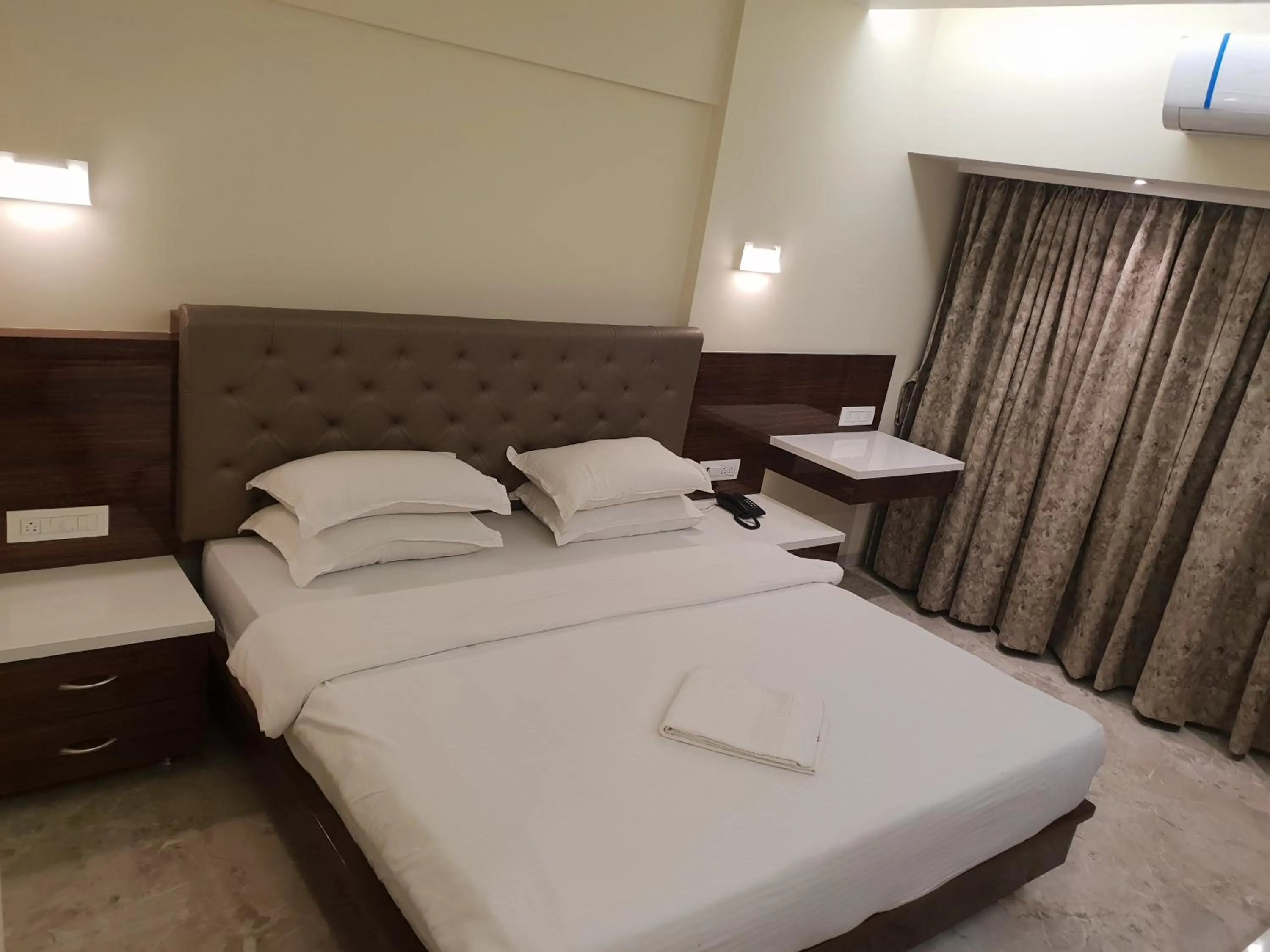 Bed in Hotel Milan International