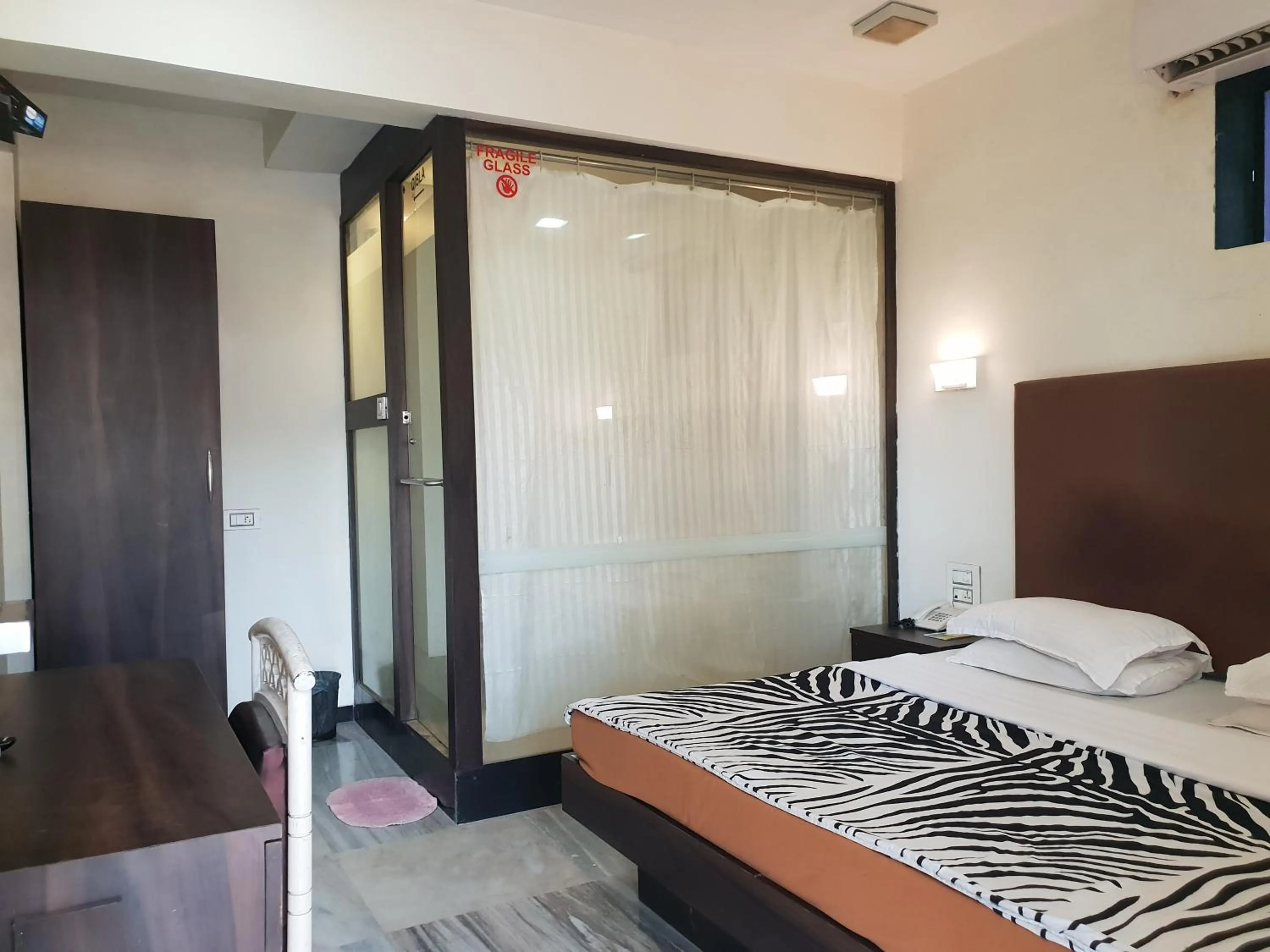 Bed in Hotel Milan International