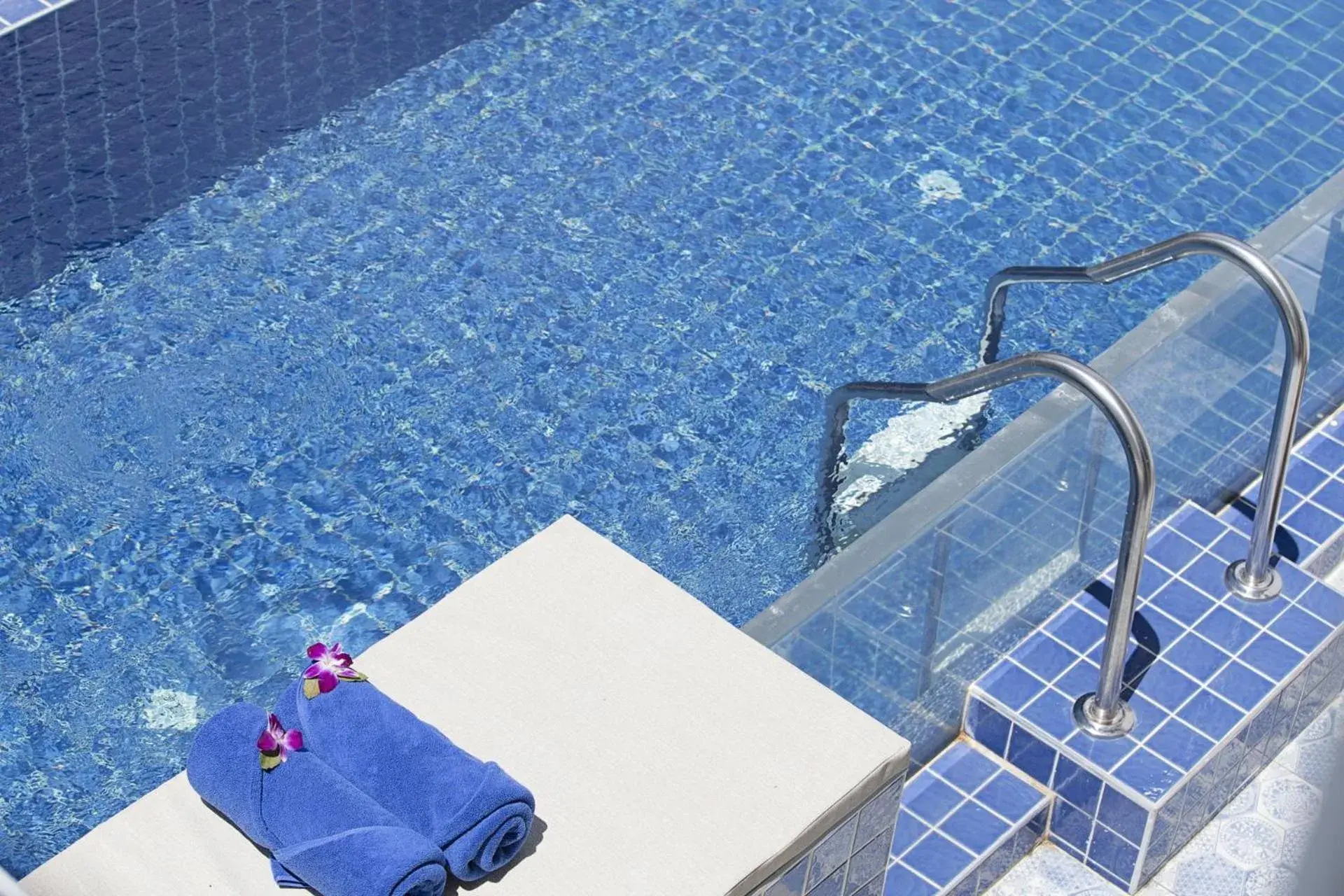 Swimming pool in Modern Living Residence Swimming pool in Modern Living Residence