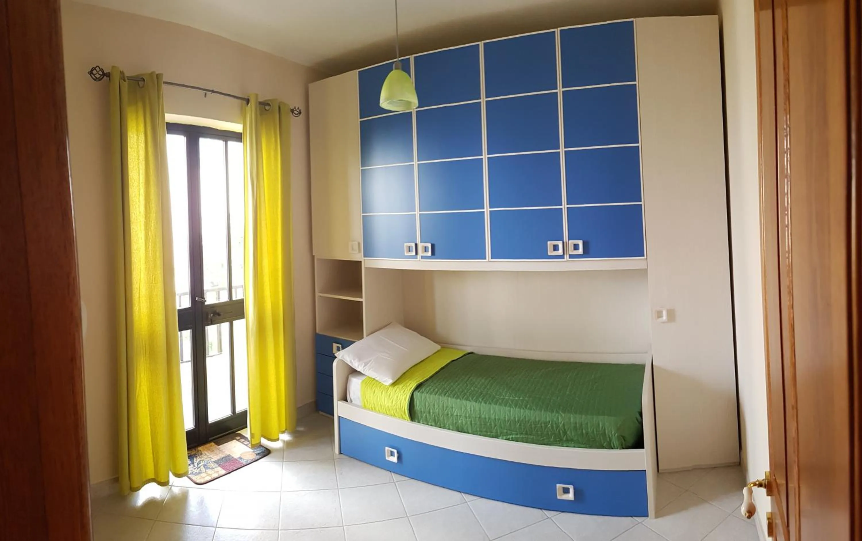 Bedroom, Bed in Aurora Apartment