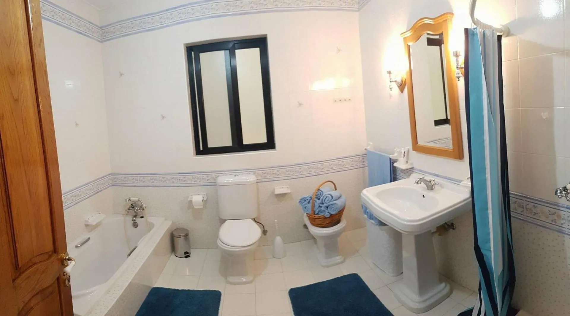 Shower in Aurora Apartment