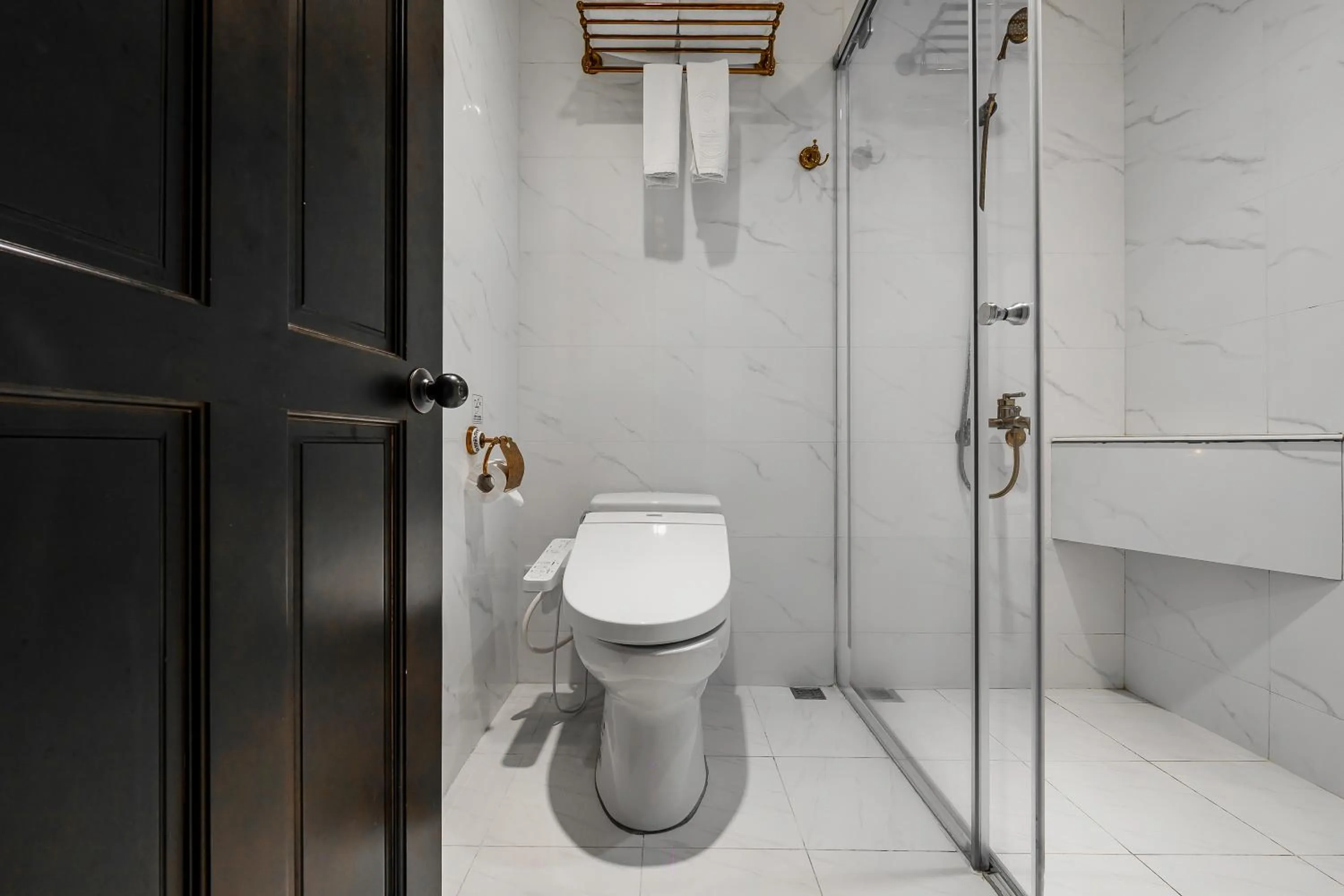 Shower in Dream Mansion Hotel