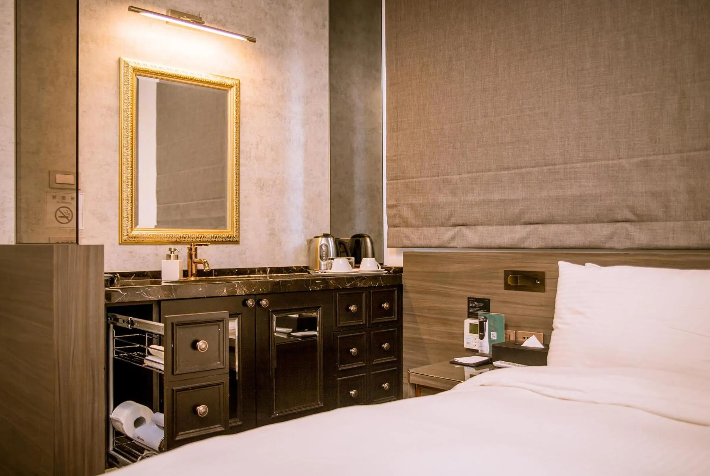 room service, Bed in Dream Mansion Hotel