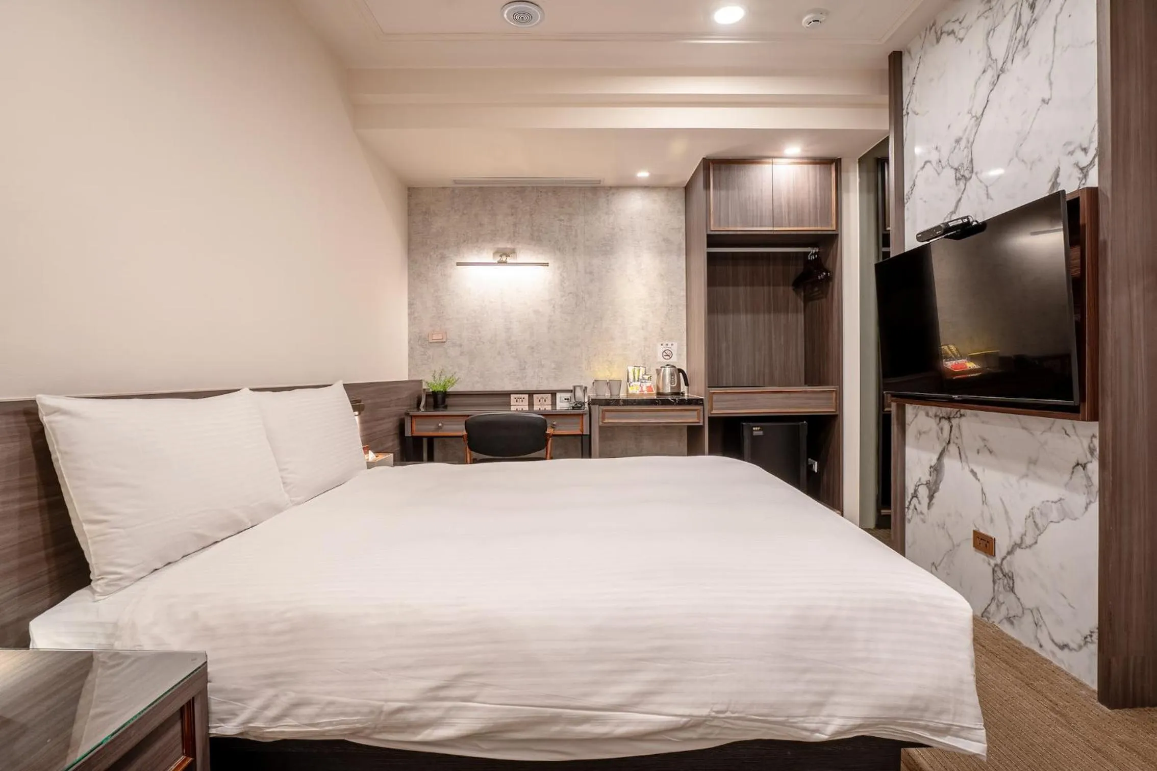 Photo of the whole room, Bed in Dream Mansion Hotel