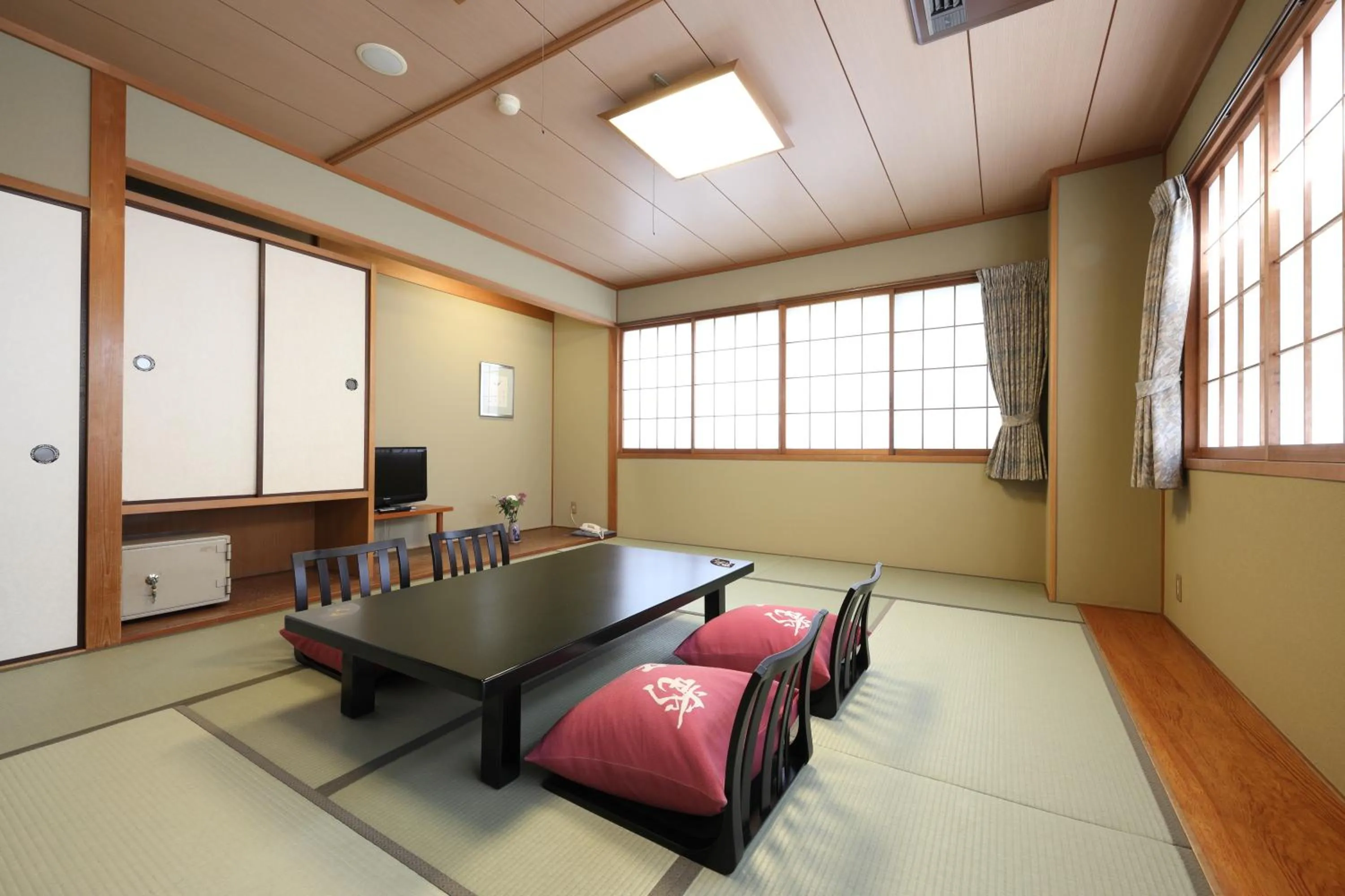 Photo of the whole room in Gion Ryokan Karaku