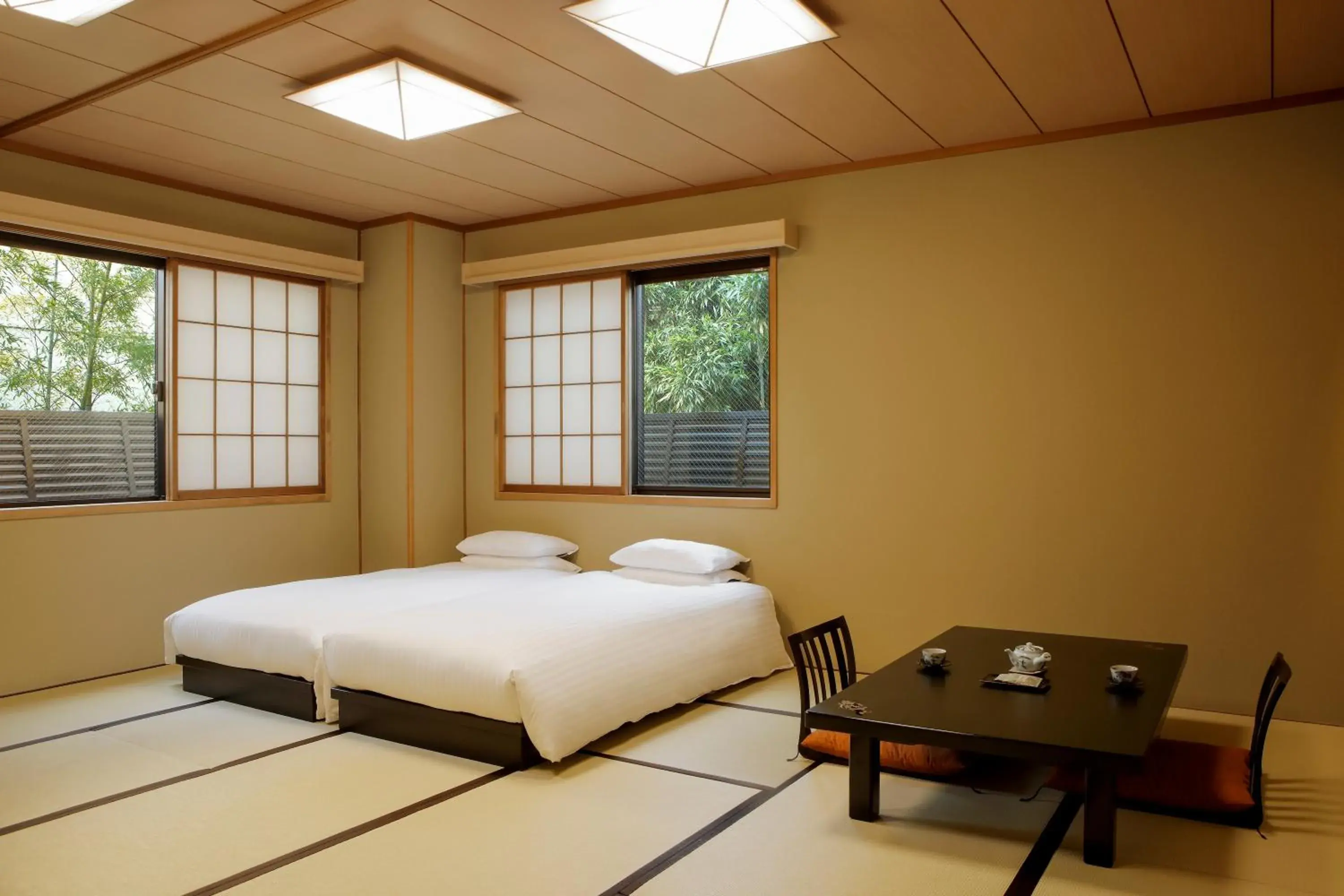 Large Twin Room with Tatami Floor in Gion Ryokan Karaku Large Twin Room with Tatami Floor in Gion Ryokan Karaku