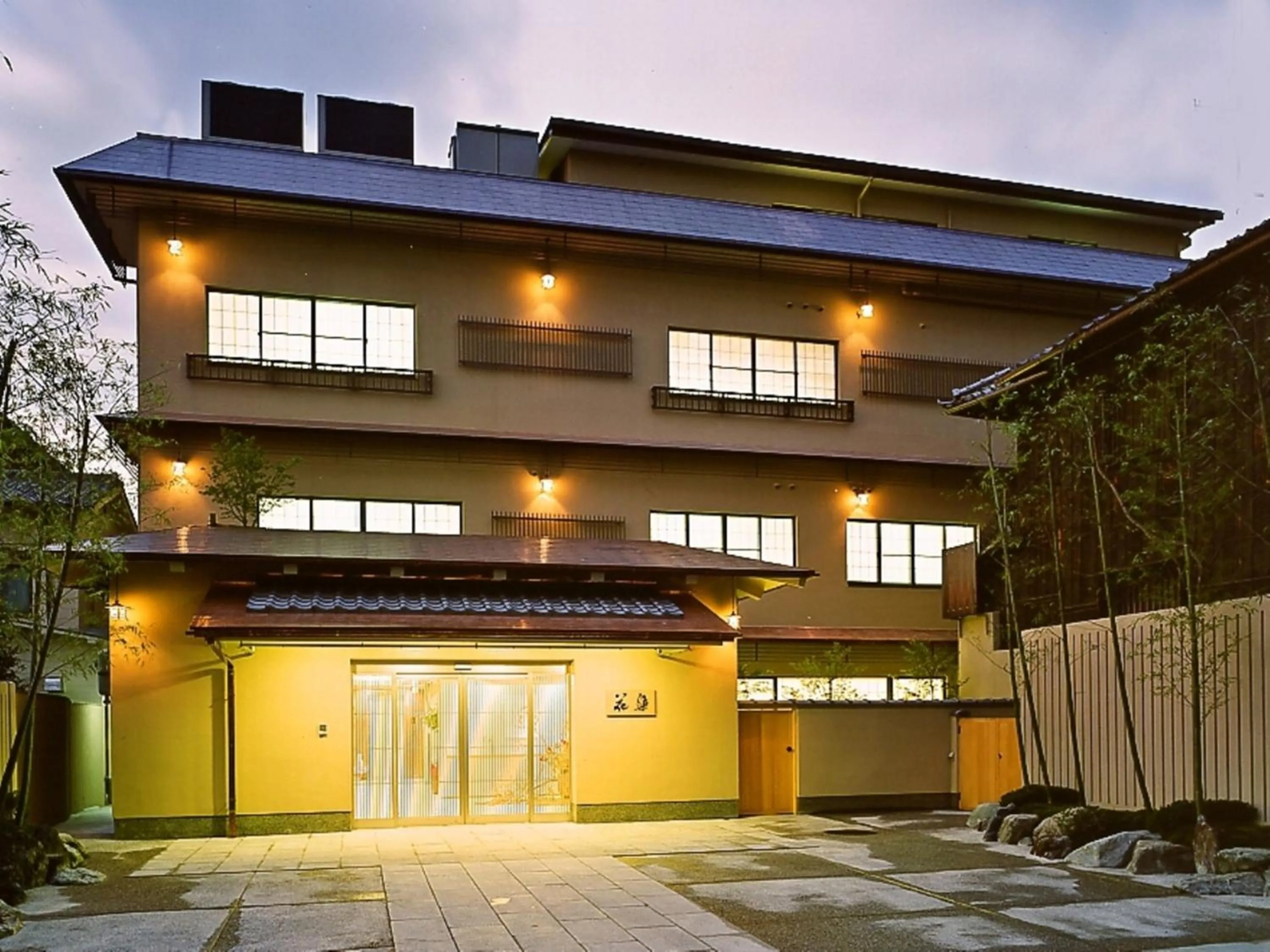 Facade/entrance in Gion Ryokan Karaku