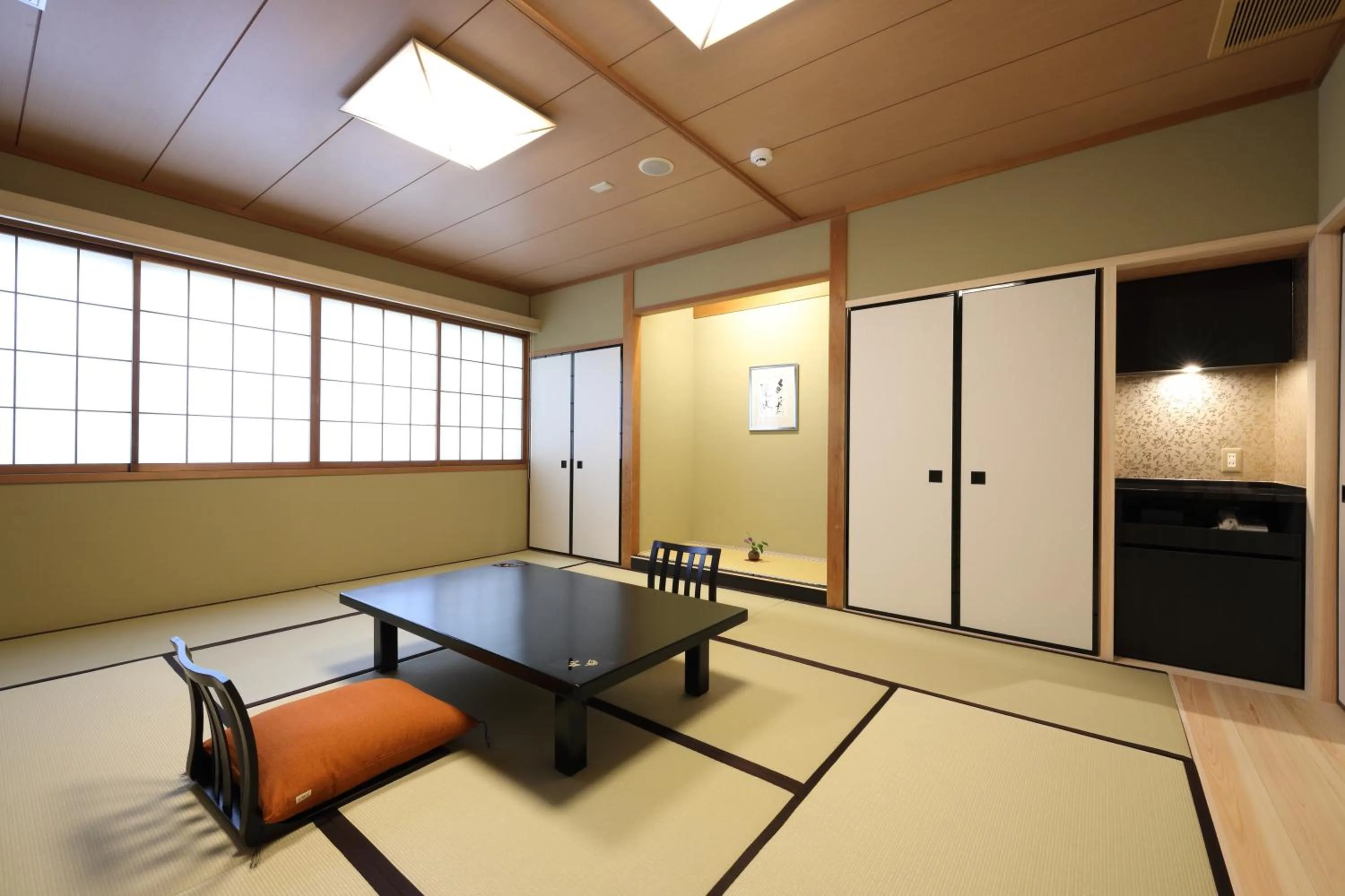 Photo of the whole room in Gion Ryokan Karaku