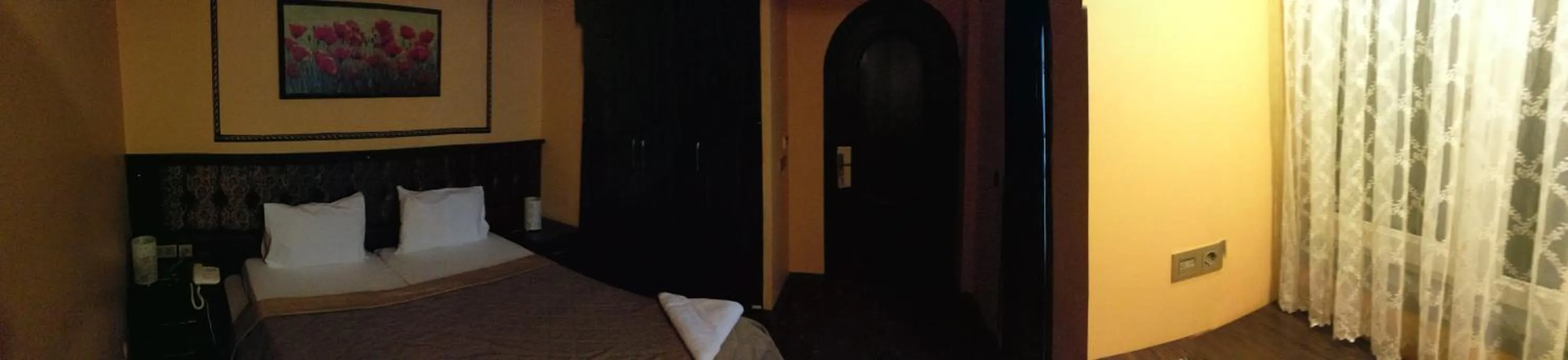 Photo of the whole room in Hotel Deniz Eceabat