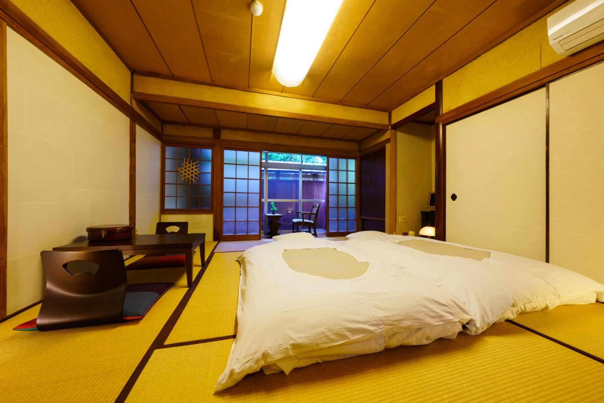 Photo of the whole room, Bed in Yamada Bessou くつろぎの温泉宿 山田別荘