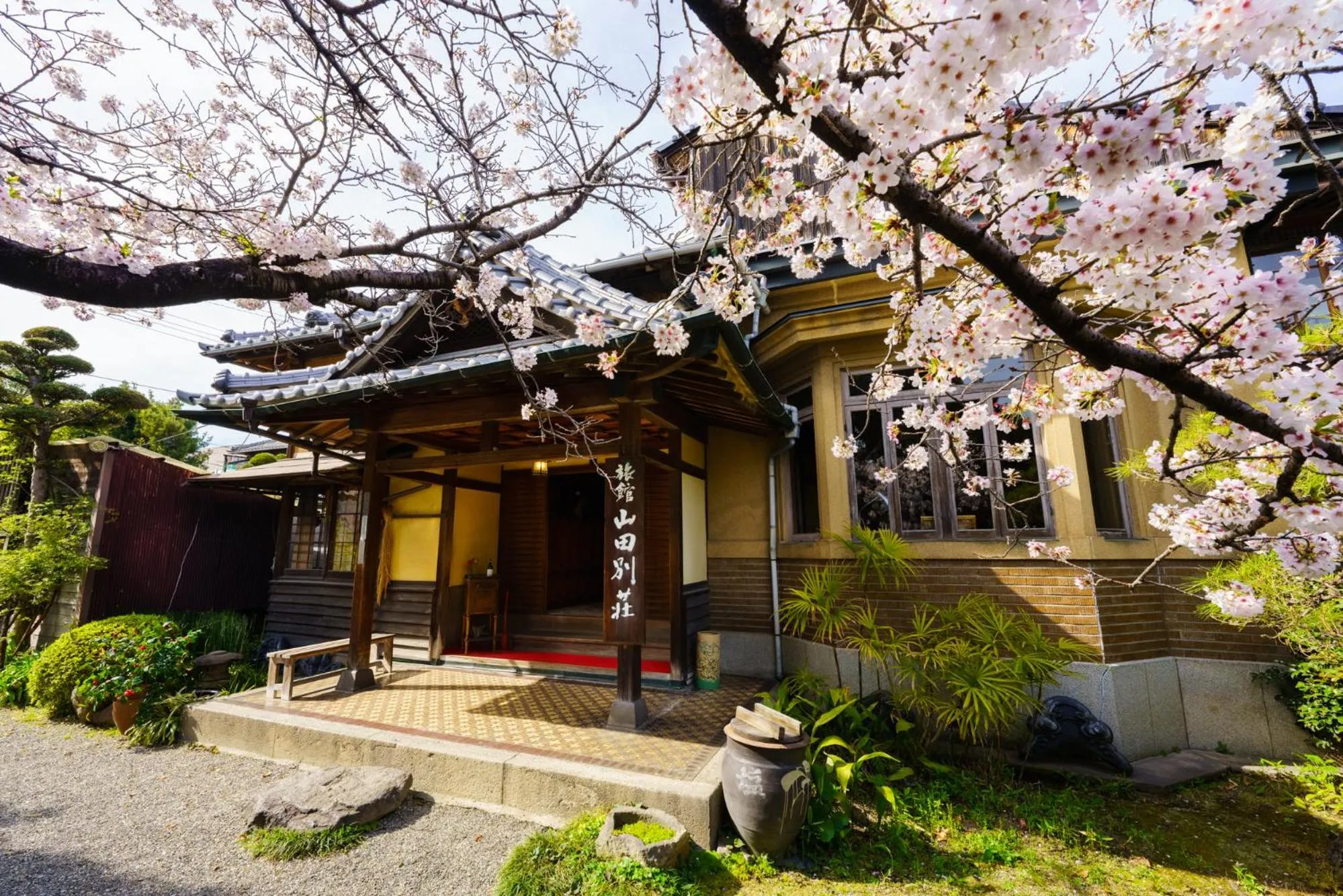 Property building in Yamada Bessou くつろぎの温泉宿 山田別荘